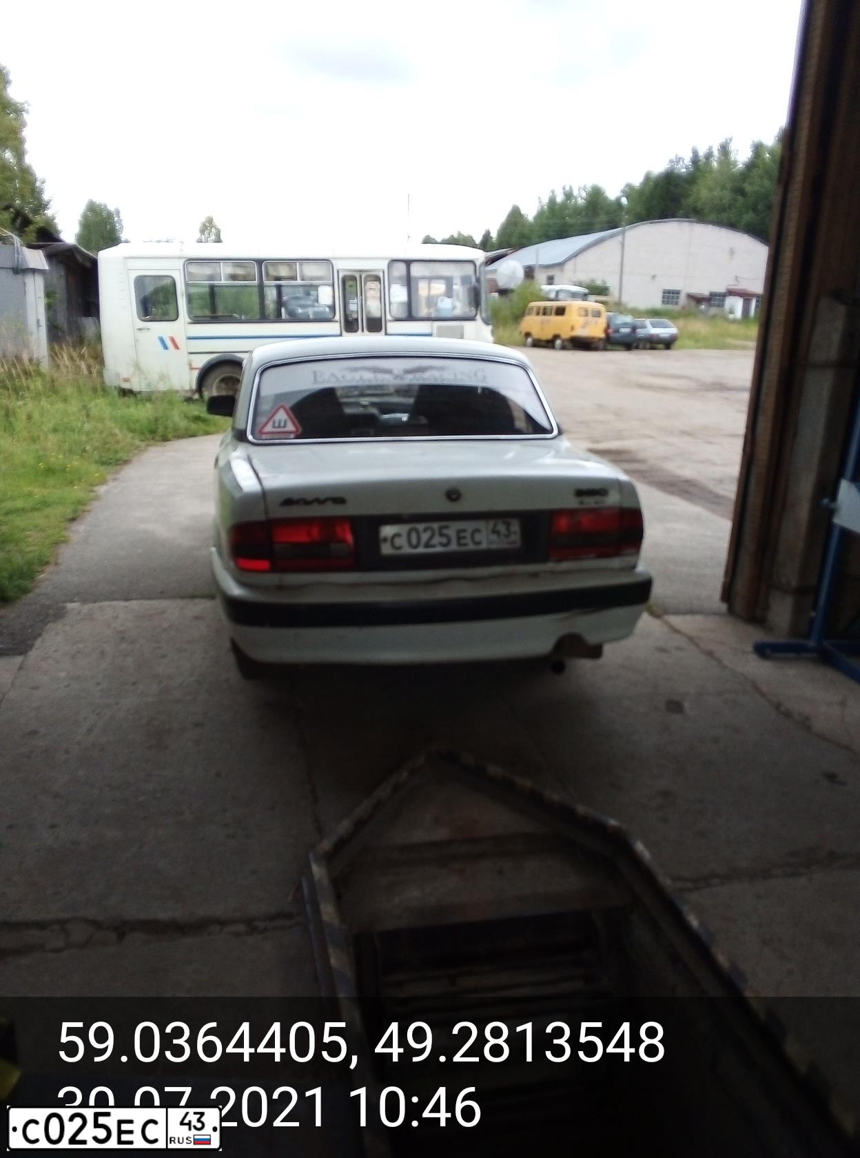Фото автомобиля GAZ 3110 WOLGA, 2002 — госномер Т087КА18. Цвет: Белый