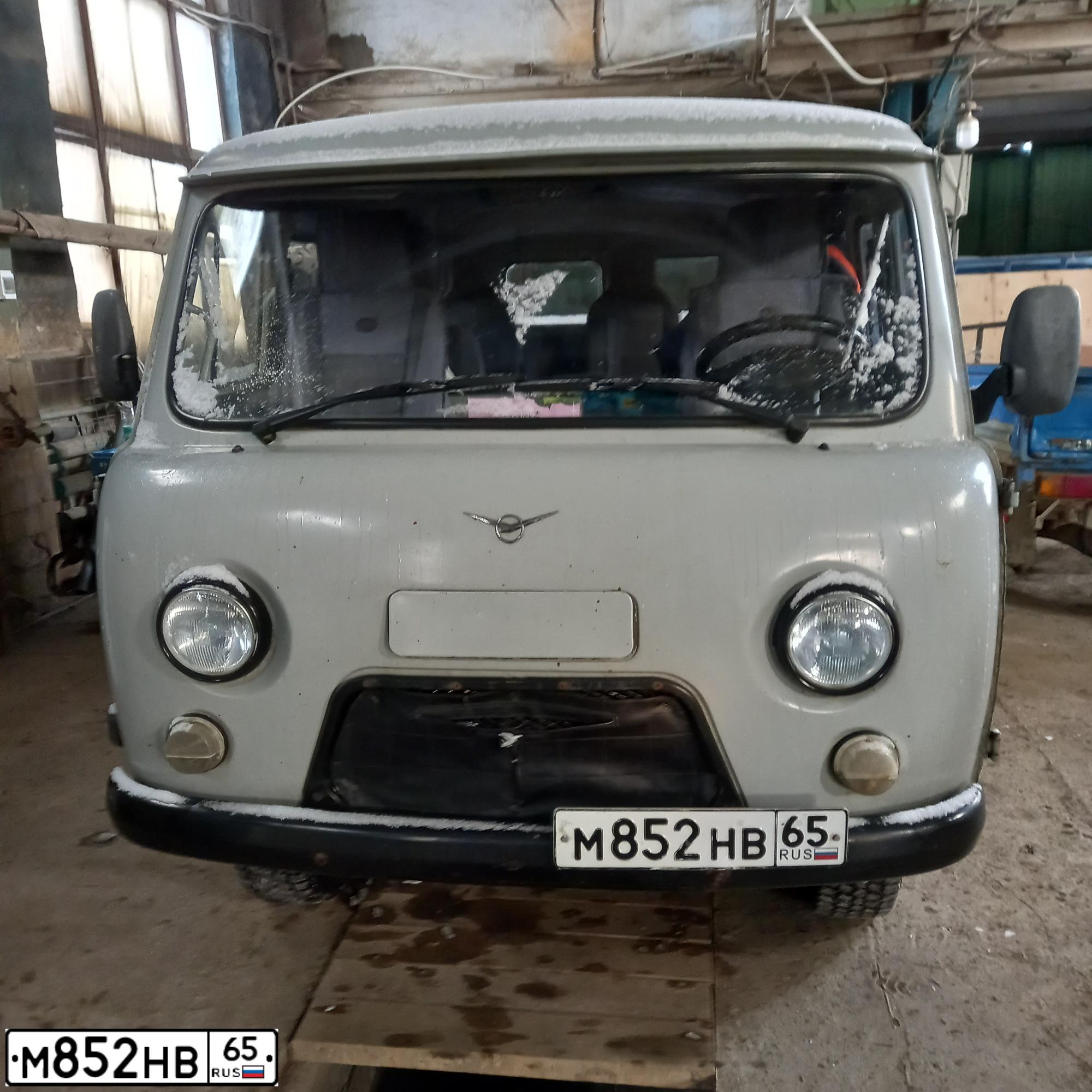 Фото автомобиля UAZ 2206, 2012 — госномер М852НВ65. Цвет: БЕЛАЯ НОЧЬ