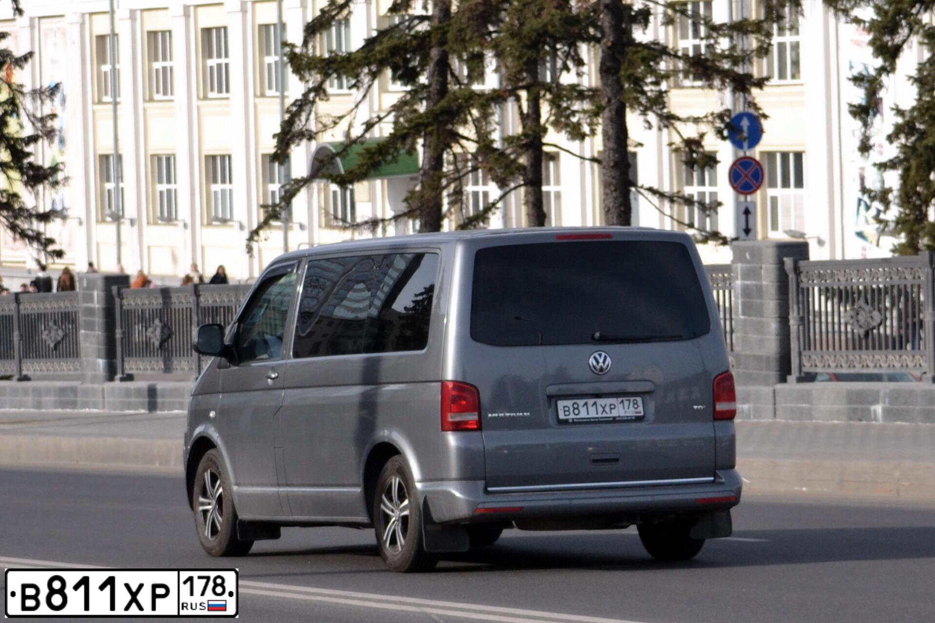 Фото автомобиля VOLKSWAGEN MULTIVAN, 2015 — госномер О102НК32. Цвет: СЕРЫЙ