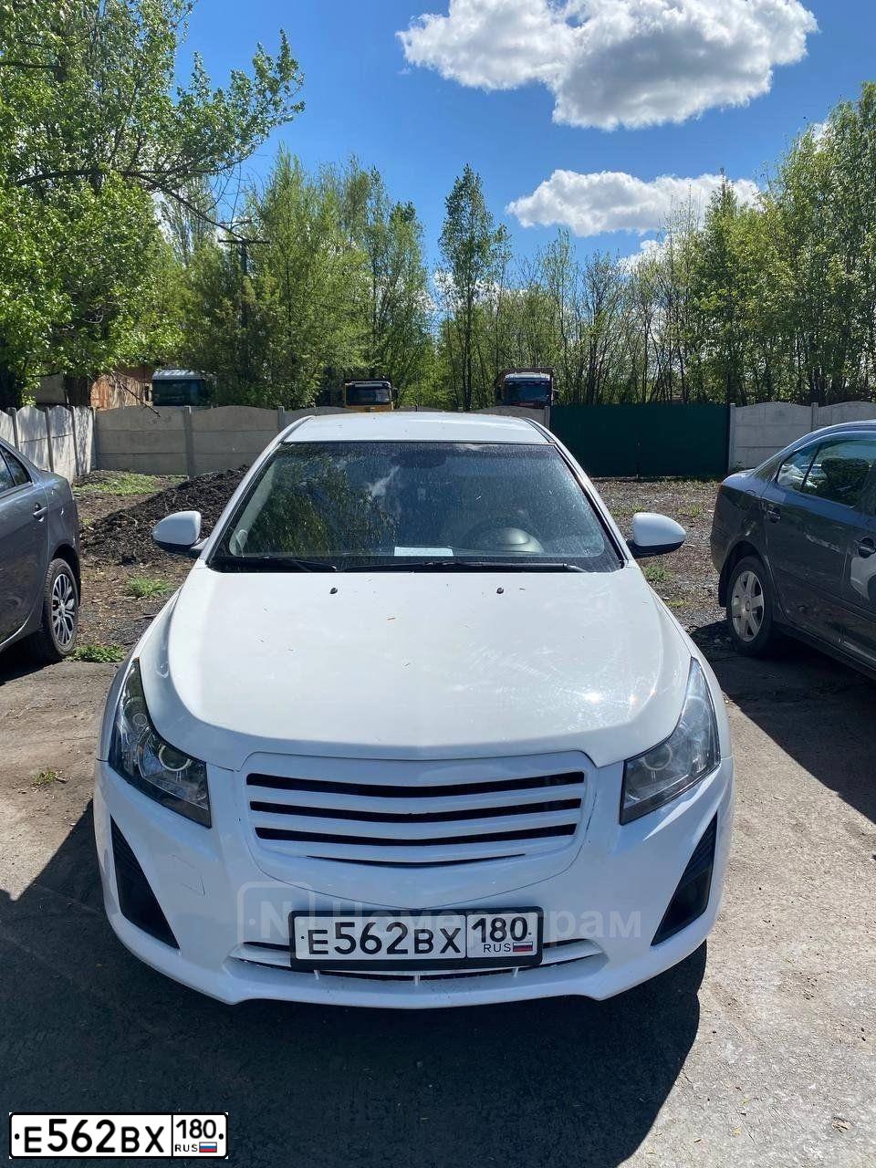 Фото автомобиля CHEVROLET CRUZE, 2013 — госномер Е562ВХ180. Цвет: Белый
