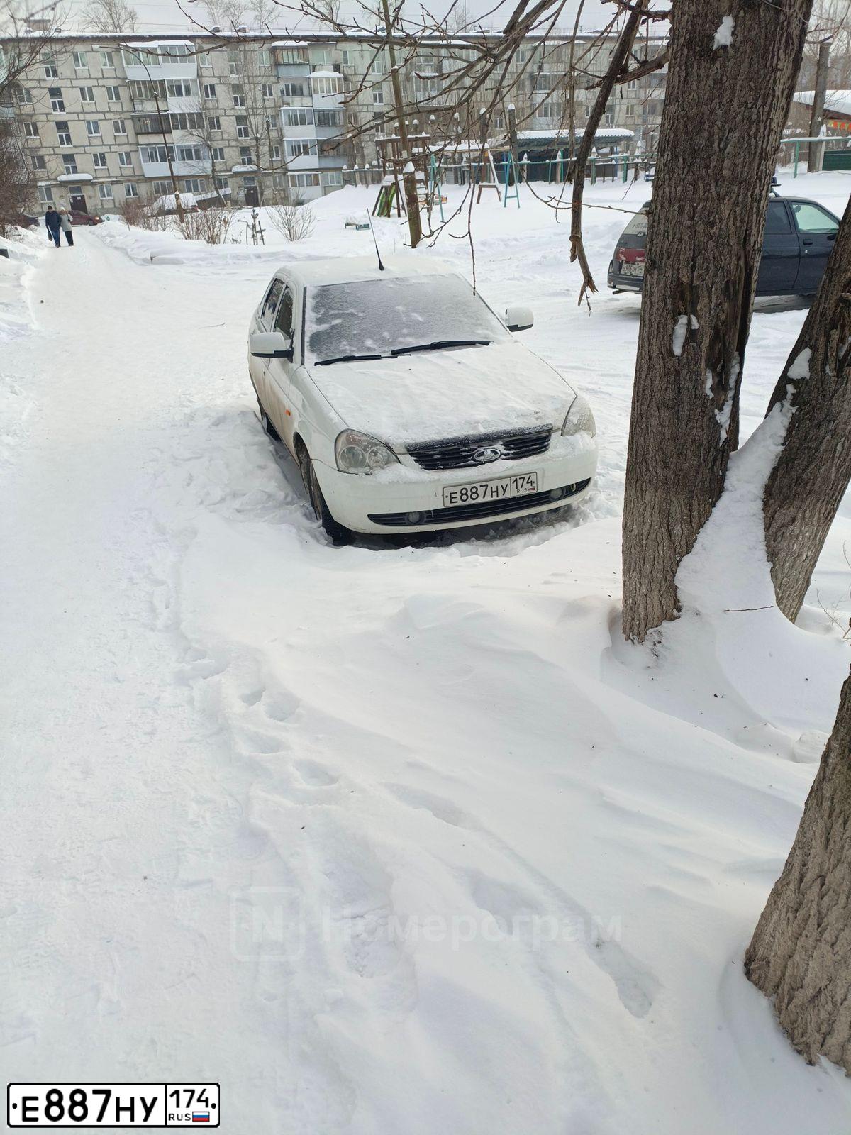 Фото автомобиля LADA 2172 PRIORA, 2011 — госномер Е887НУ174. Цвет: Белый
