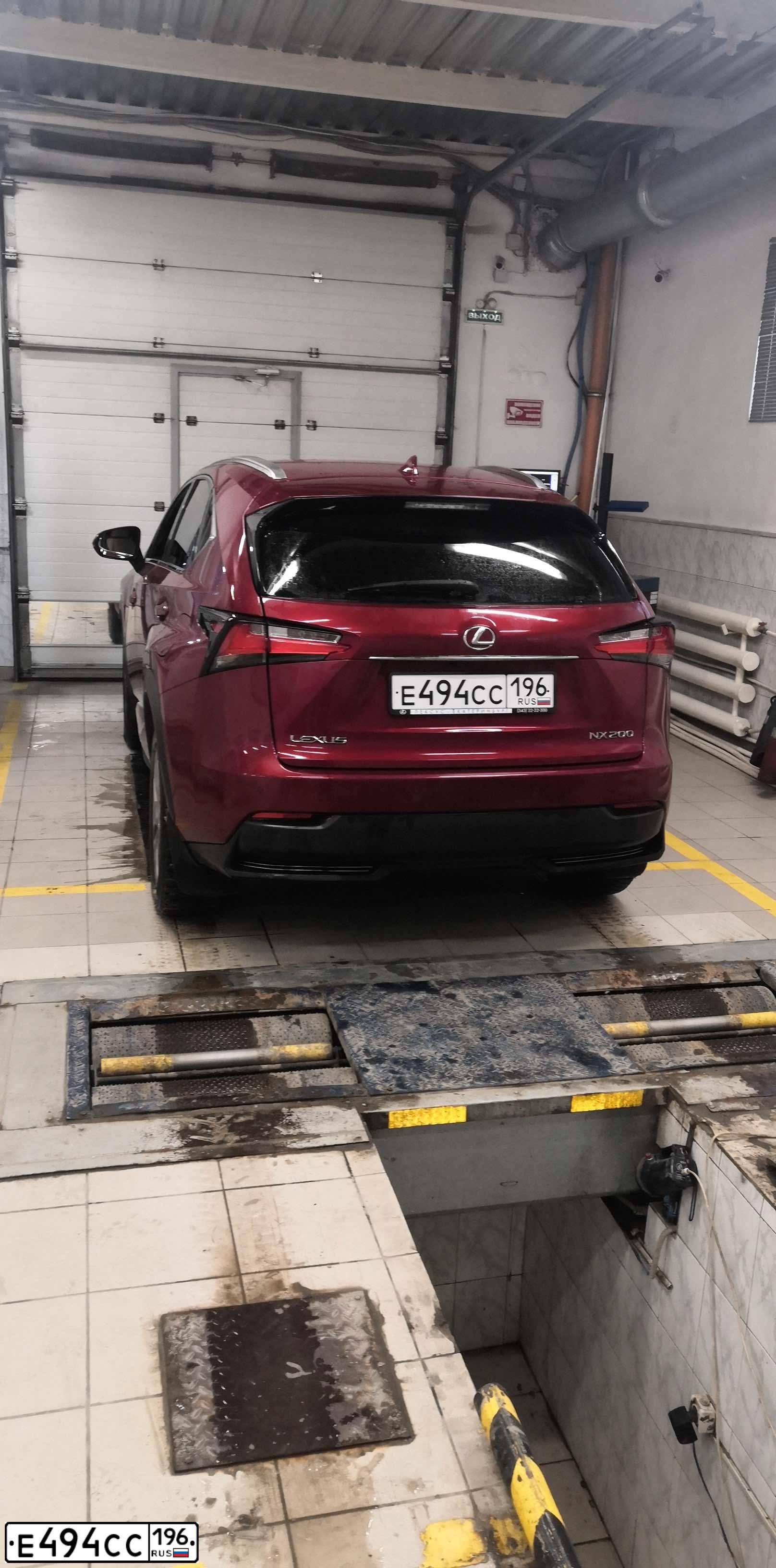 Фото автомобиля LEXUS NX, 2017 — госномер Е494СС196. Цвет: Красный