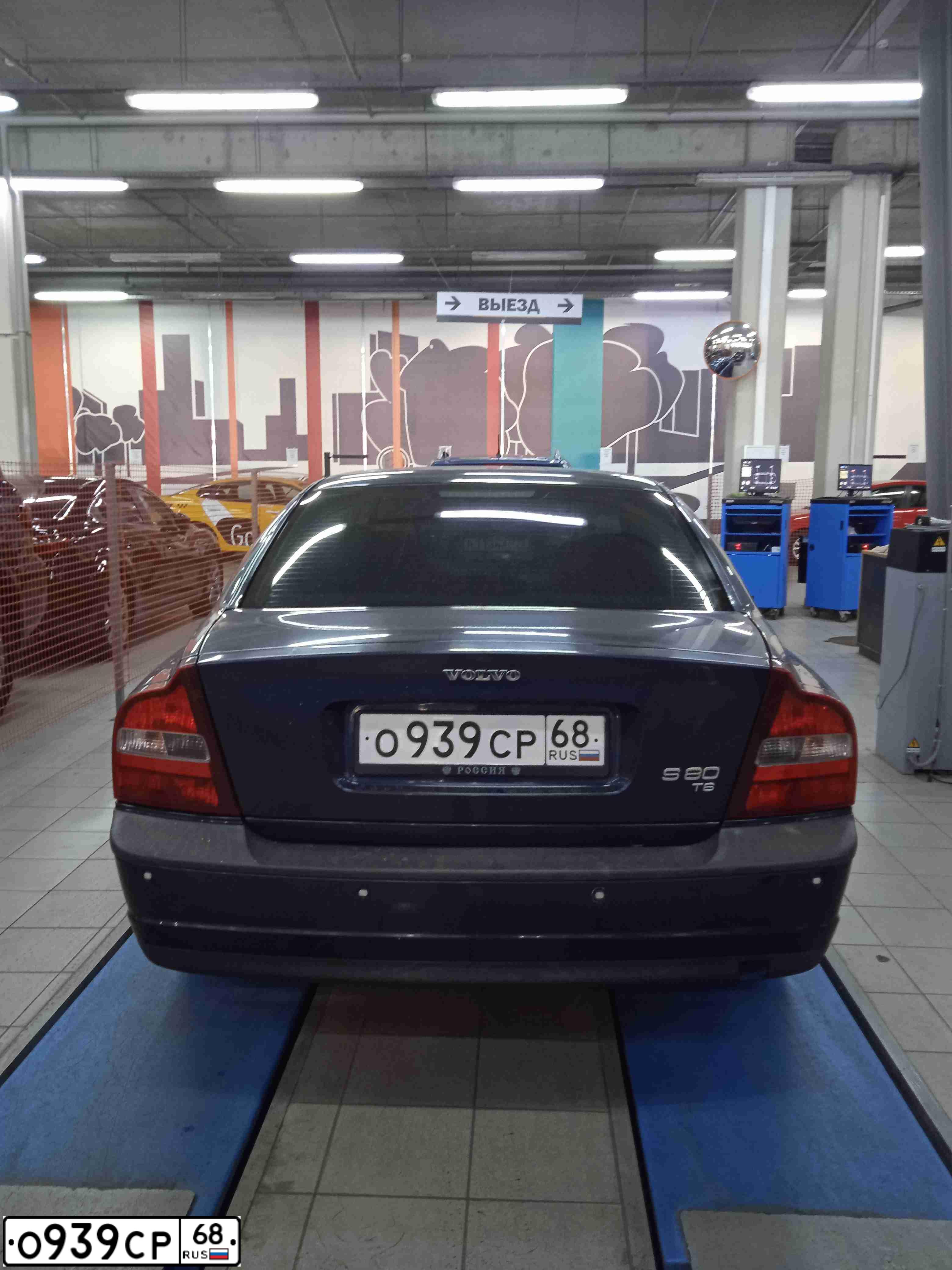 Фото автомобиля VOLVO S80, 2001 — госномер Н794РН797. Цвет: синий