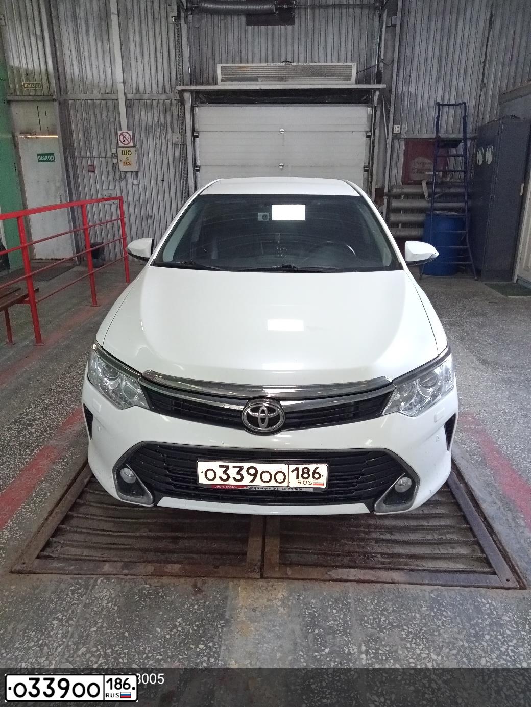 Фото автомобиля TOYOTA CAMRY, 2016 — госномер О339ОО186. Цвет: БЕЛЫЙ ПЕРЛАМУТР