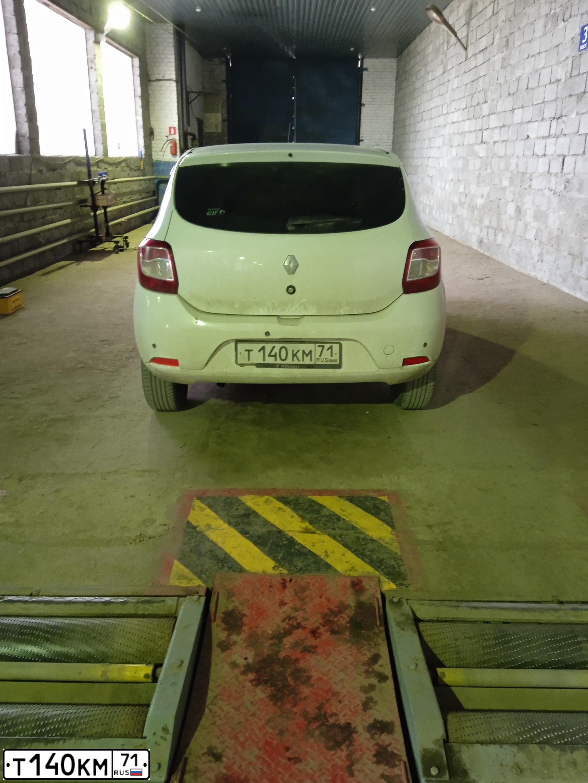 Фото автомобиля RENAULT SANDERO, 2015 — госномер М146МХ790. Цвет: Белый
