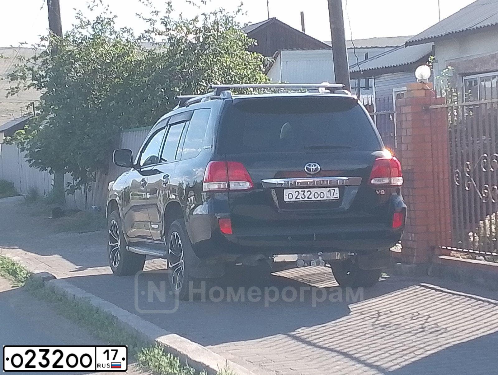 Фото автомобиля HYUNDAI SANTA FE, 2012 — госномер Т985ВК17. Цвет: СЕРЕБРИСТЫЙ