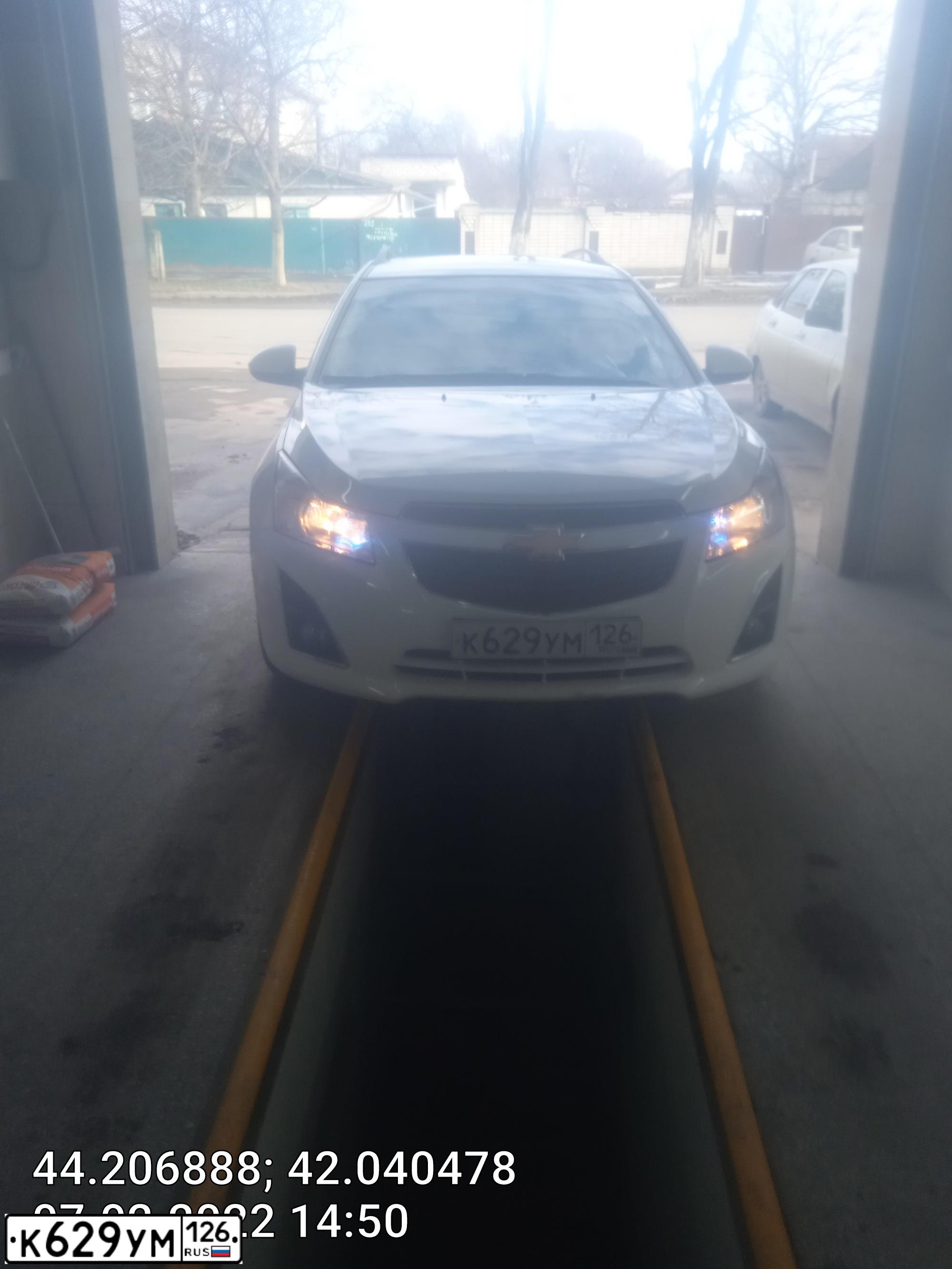 Фото автомобиля CHEVROLET CRUZE, 2013 — госномер В001КК09. Цвет: Белый