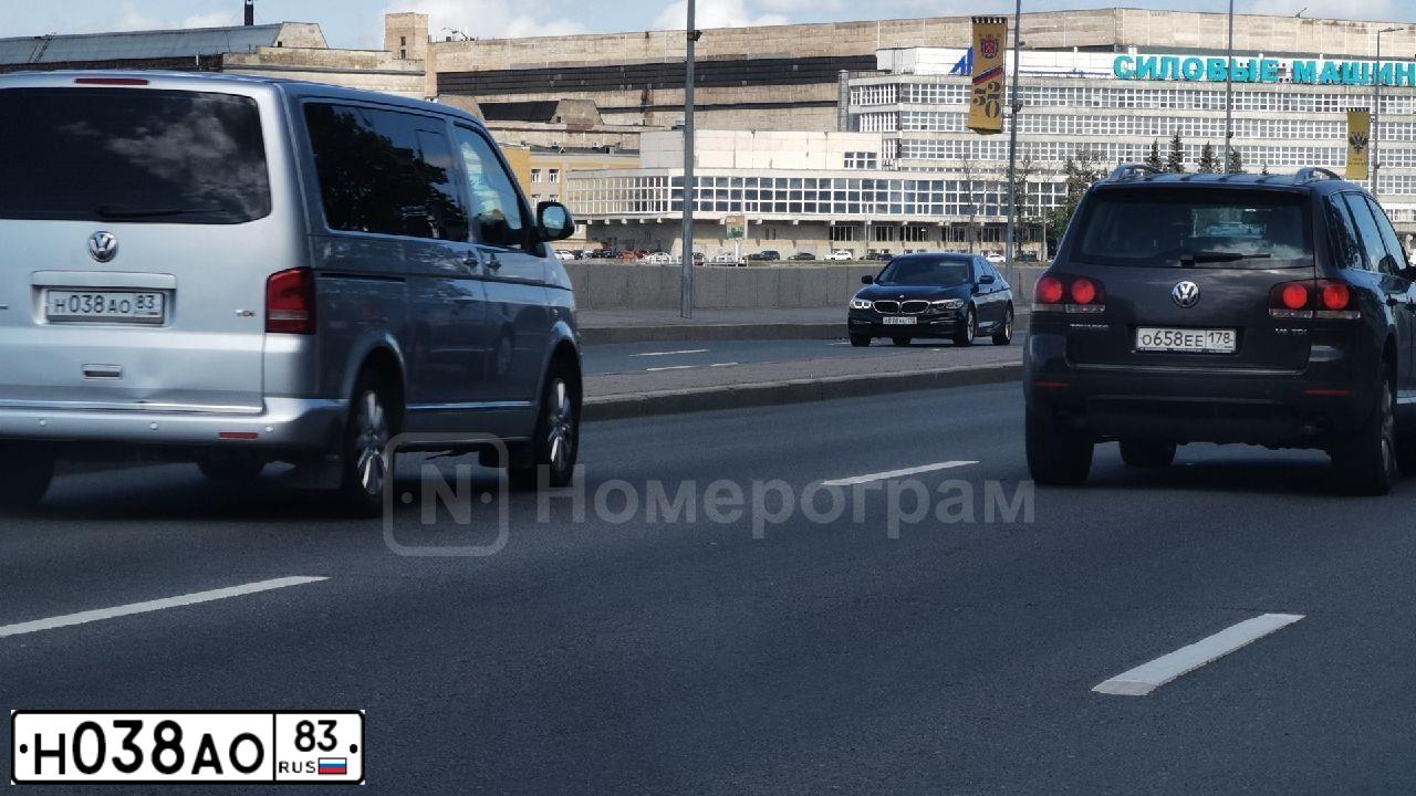 Фото автомобиля VOLKSWAGEN MULTIVAN, 2007 — госномер А002АТ83. Цвет: серебристый