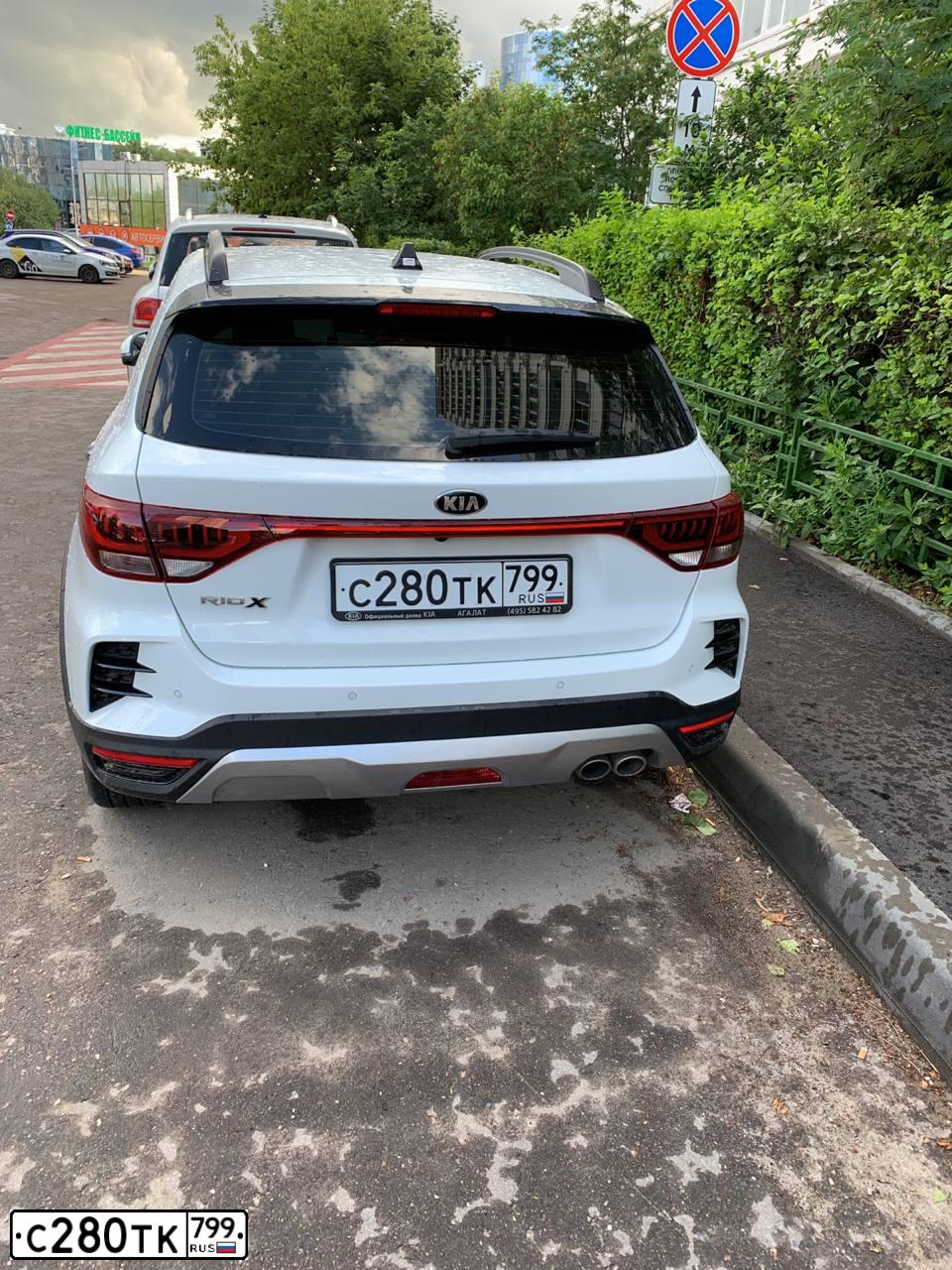 Фото автомобиля KIA RIO, 2020 — госномер С280ТК799. Цвет: Белый