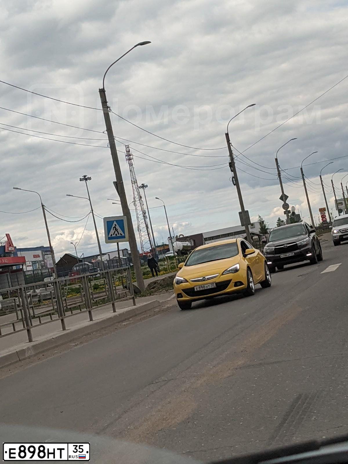 Фото автомобиля OPEL ASTRA, 2013 — госномер Е898НТ35. Цвет: ЖЁЛТЫЙ