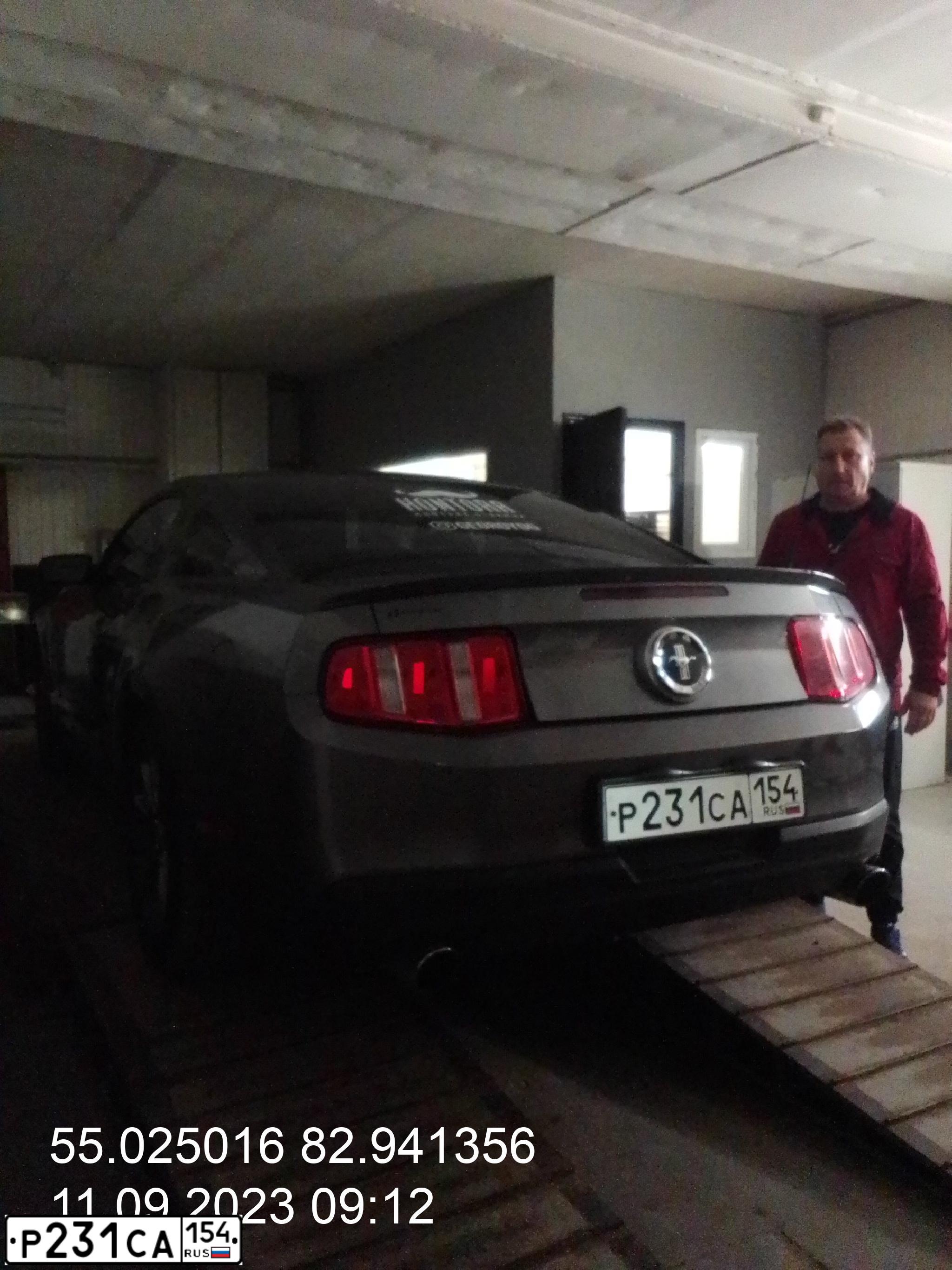 Фото автомобиля FORD MUSTANG, 2009 — госномер М007УУ54. Цвет: СЕРЫЙ