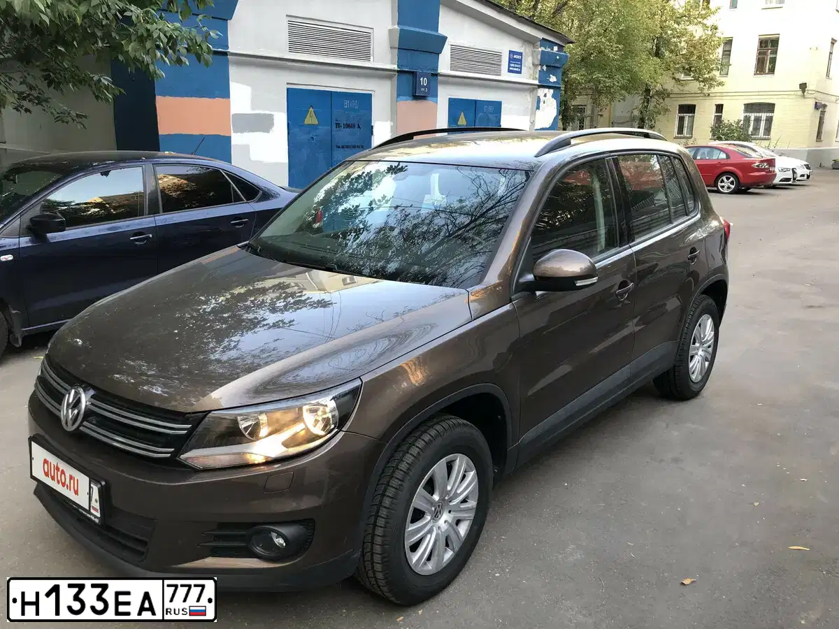 Фото автомобиля VOLKSWAGEN TIGUAN, 2014 — госномер Н133ЕА777. Цвет: Коричневый