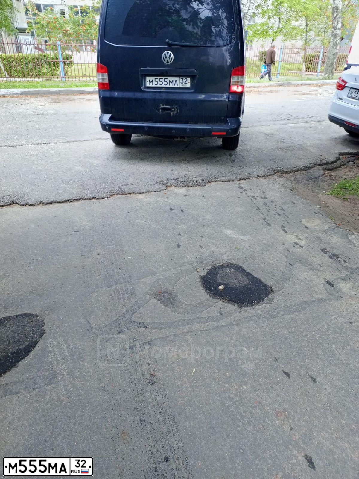 Фото автомобиля VOLKSWAGEN CARAVELLE, 2008 — госномер М555МА32. Цвет: ЧЕРНЫЙ