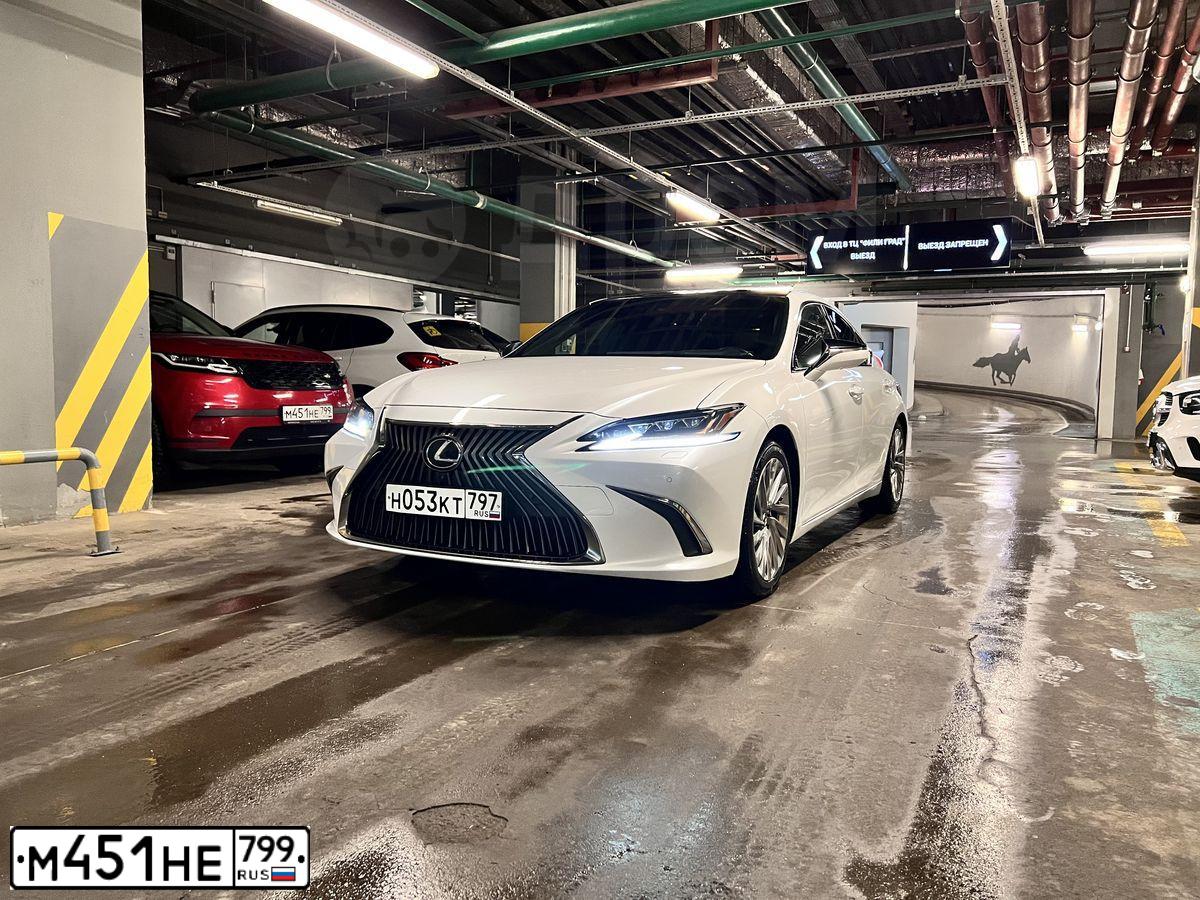 Фото автомобиля LANDROVER RANGE ROVER VELAR, 2018 — госномер М451НЕ799. Цвет: Красный