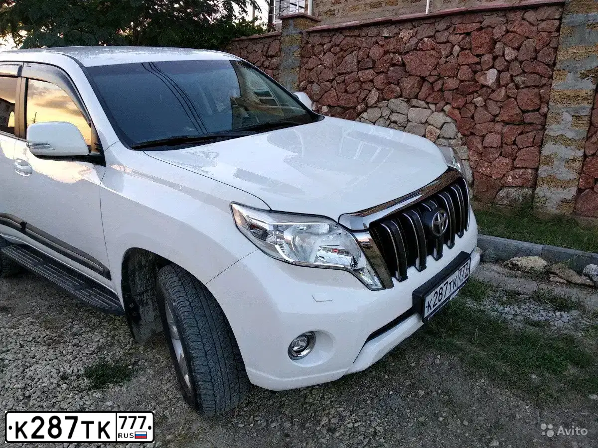 Фото автомобиля TOYOTA LANDCRUISER, 2016 — госномер В002ЕС199. Цвет: БЕЛЫЙ