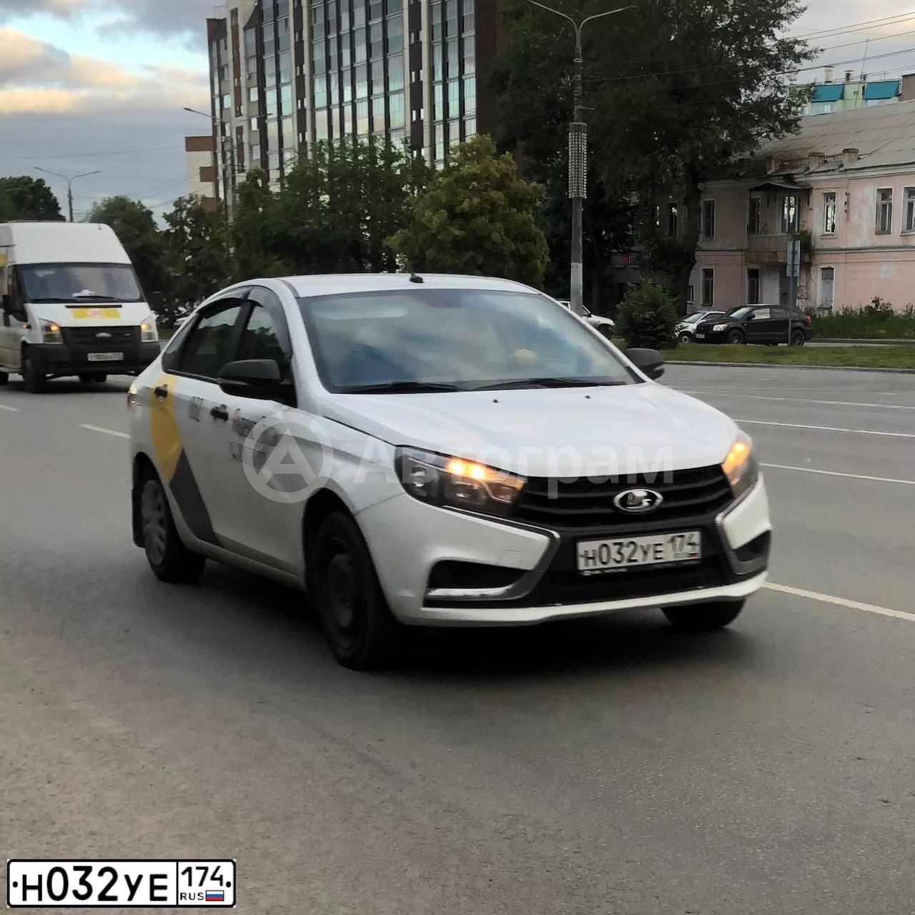 Фото автомобиля LADA VESTA, 2019 — госномер Н032УЕ174. Цвет: БЕЛЫЙ