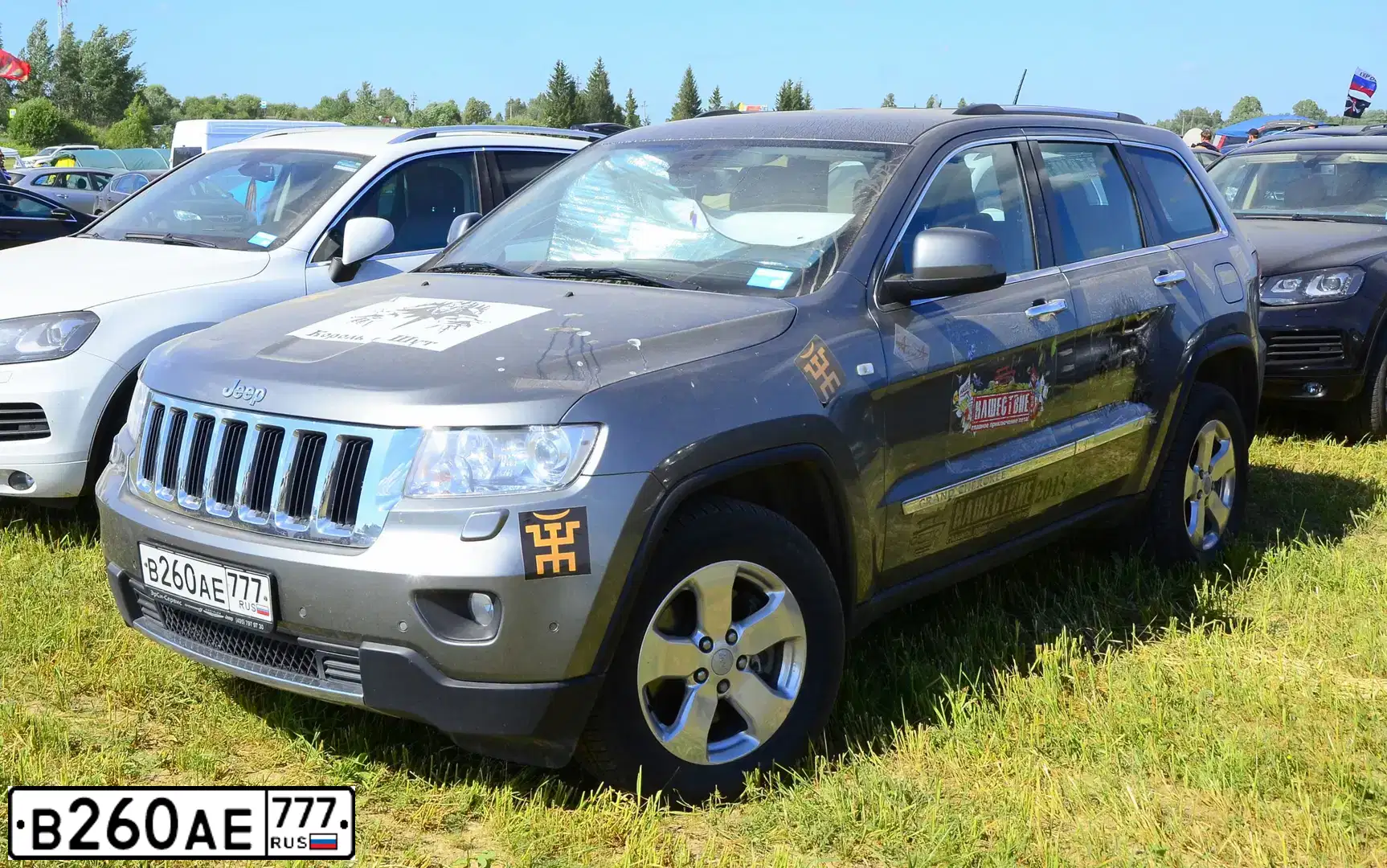 Фото автомобиля JEEP GRAND CHEROKEE, 2012 — госномер В260АЕ777. Цвет: Серый