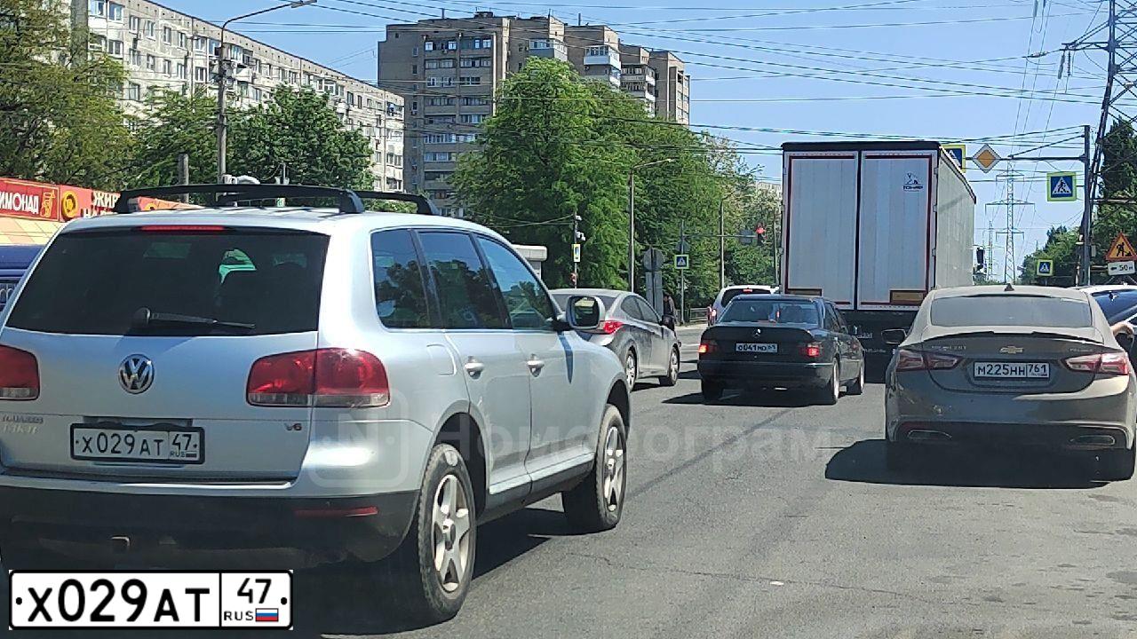 Фото автомобиля VOLKSWAGEN TOUAREG, 2003 — госномер Х029АТ47. Цвет: Серебристый