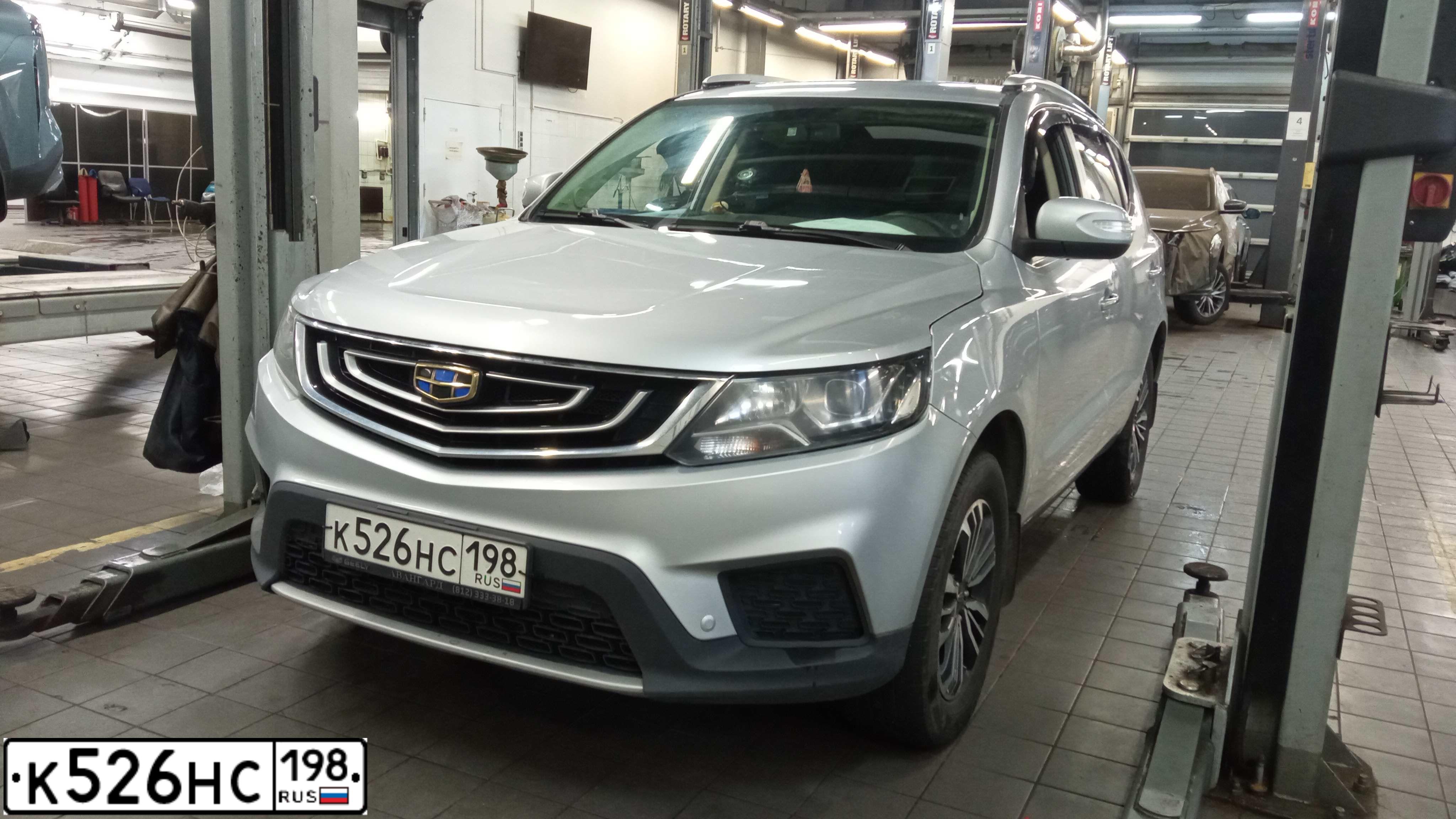 Фото автомобиля GEELY EMGRAND X7, 2020 — госномер К526НС198. Цвет: СЕРЫЙ