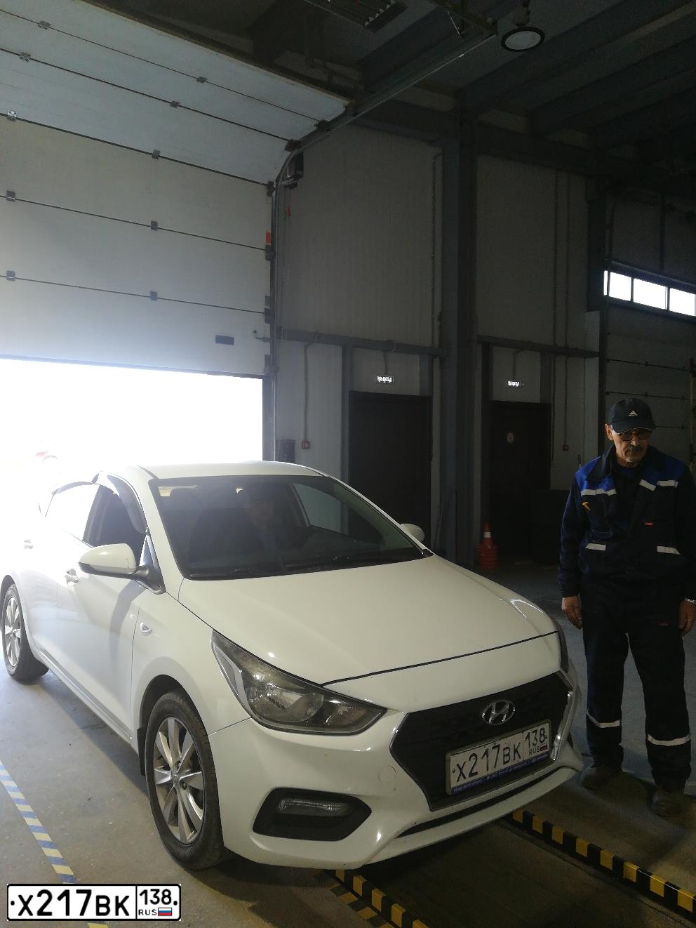 Фото автомобиля HYUNDAI SOLARIS, 2017 — госномер Х217ВК138. Цвет: Белый