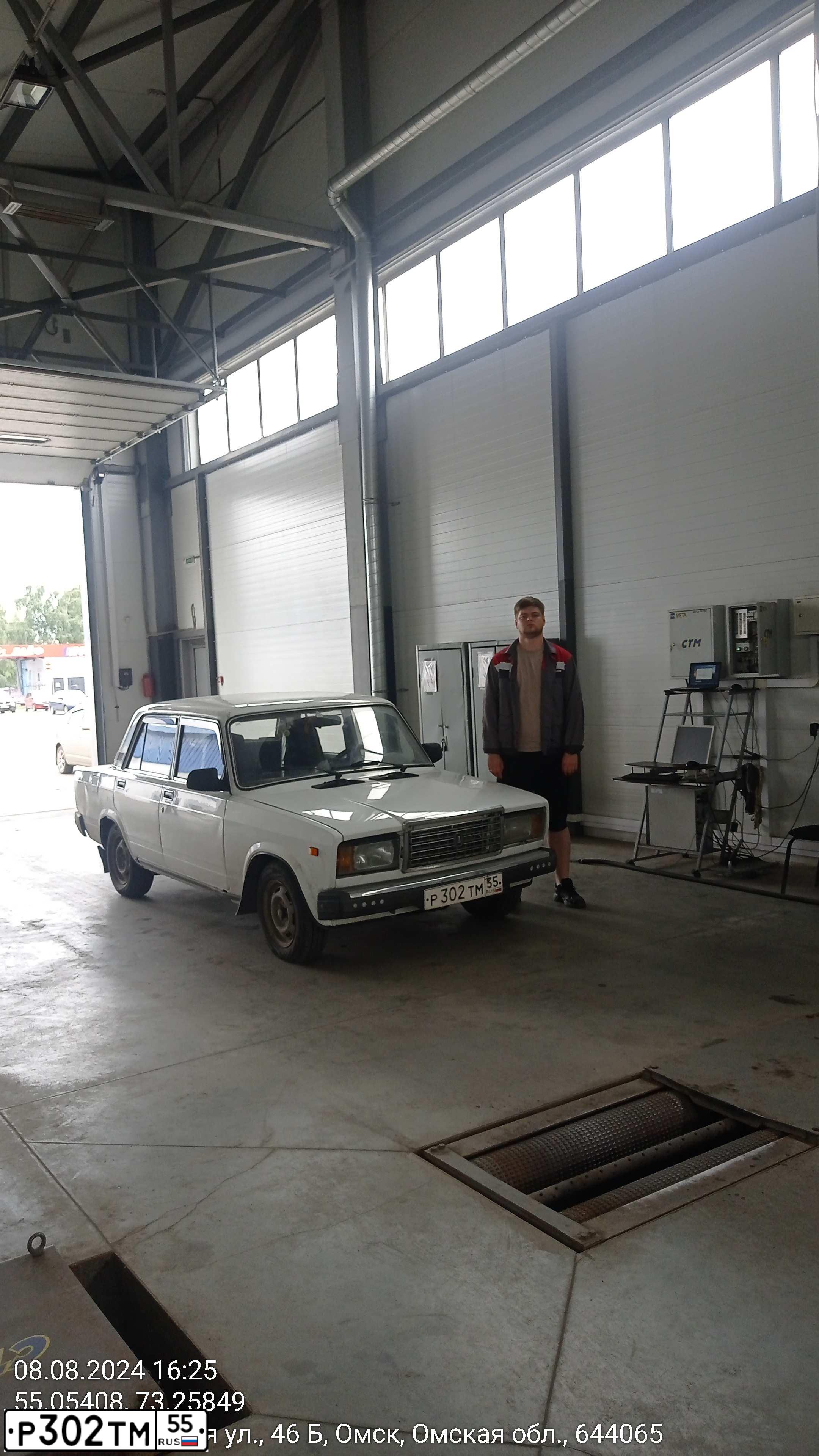 Фото автомобиля LADA 2107, 2008 — госномер Р302МТ55. Цвет: Белый