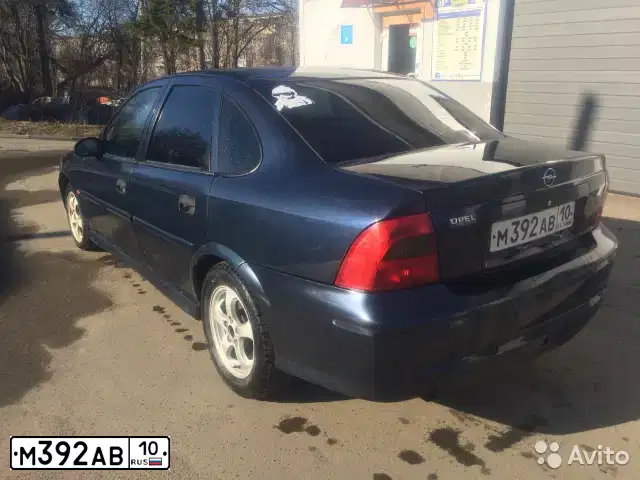 Фото автомобиля OPEL VECTRA, 2000 — госномер М392АВ10. Цвет: синий