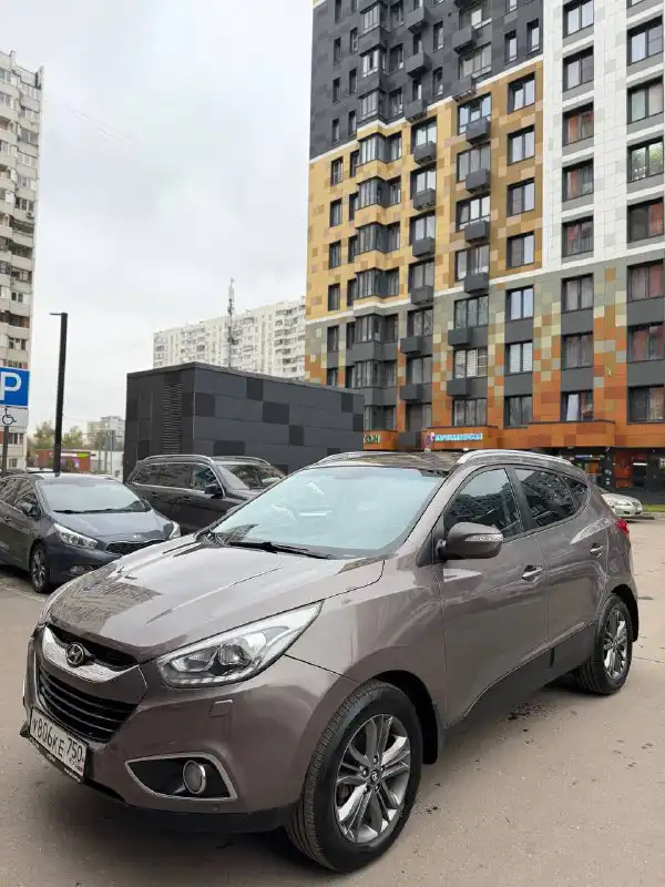 Фото автомобиля HYUNDAI IX35, 2014 — госномер У806КЕ750. Цвет: КОРИЧНЕВЫЙ