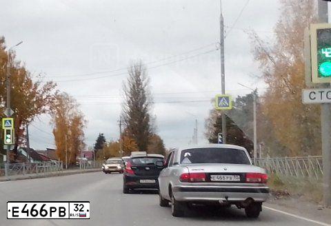 Фото автомобиля GAZ 3110 WOLGA, 2007 — госномер Е466РВ32. Цвет: СИЛЬВЕР