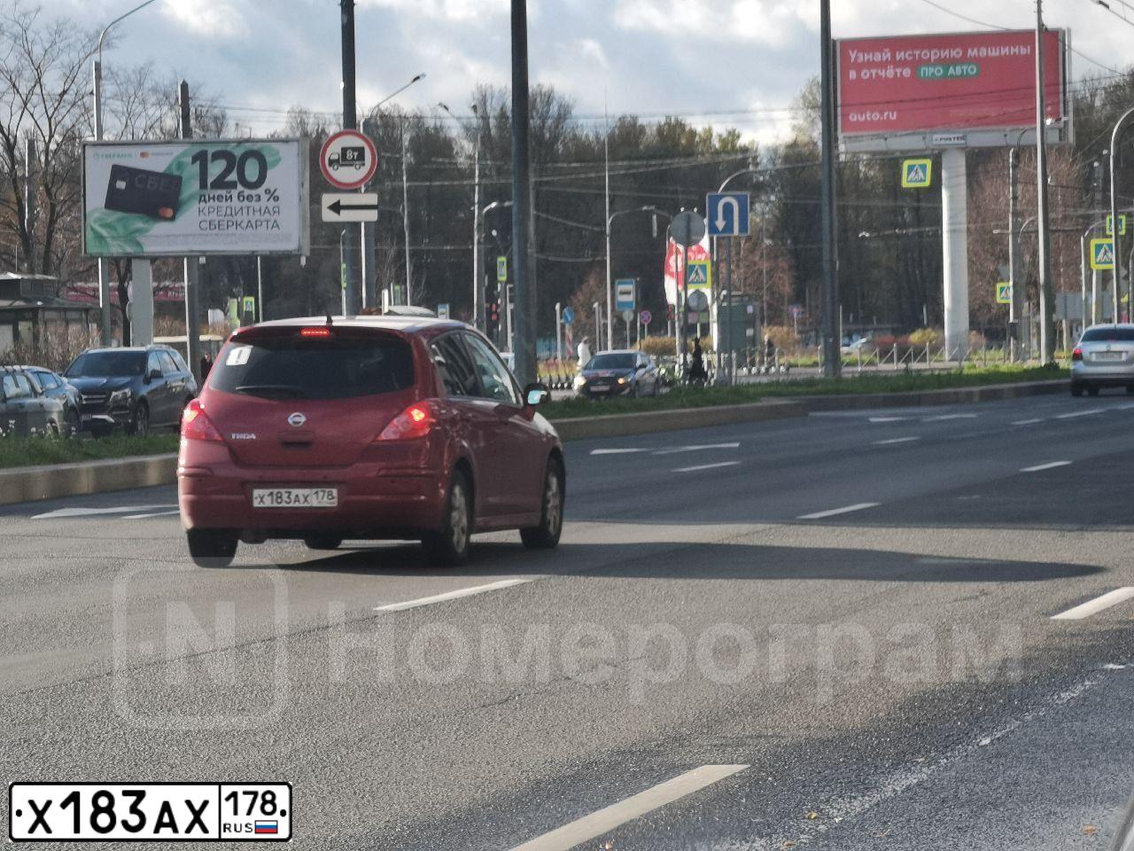 Фото автомобиля NISSAN TIIDA, 2012 — госномер Х183АХ178. Цвет: Красный