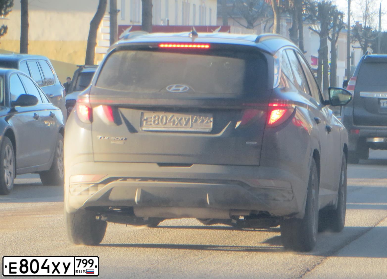 Фото автомобиля HYUNDAI TUCSON, 2021 — госномер Е804ХУ799. Цвет: синий
