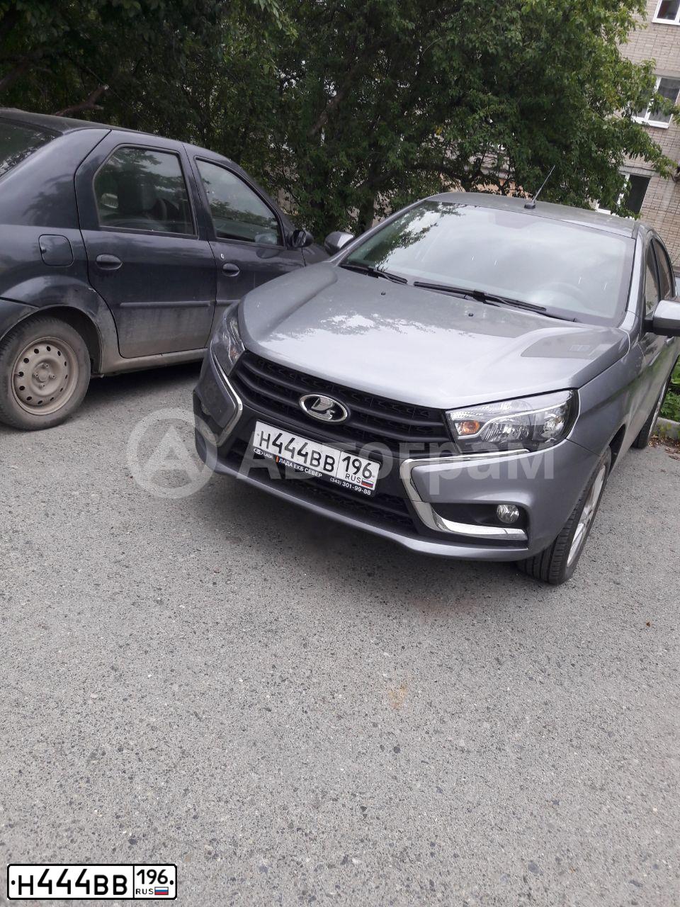 Фото автомобиля LADA VESTA, 2020 — госномер Е228АМ156. Цвет: СЕРЫЙ