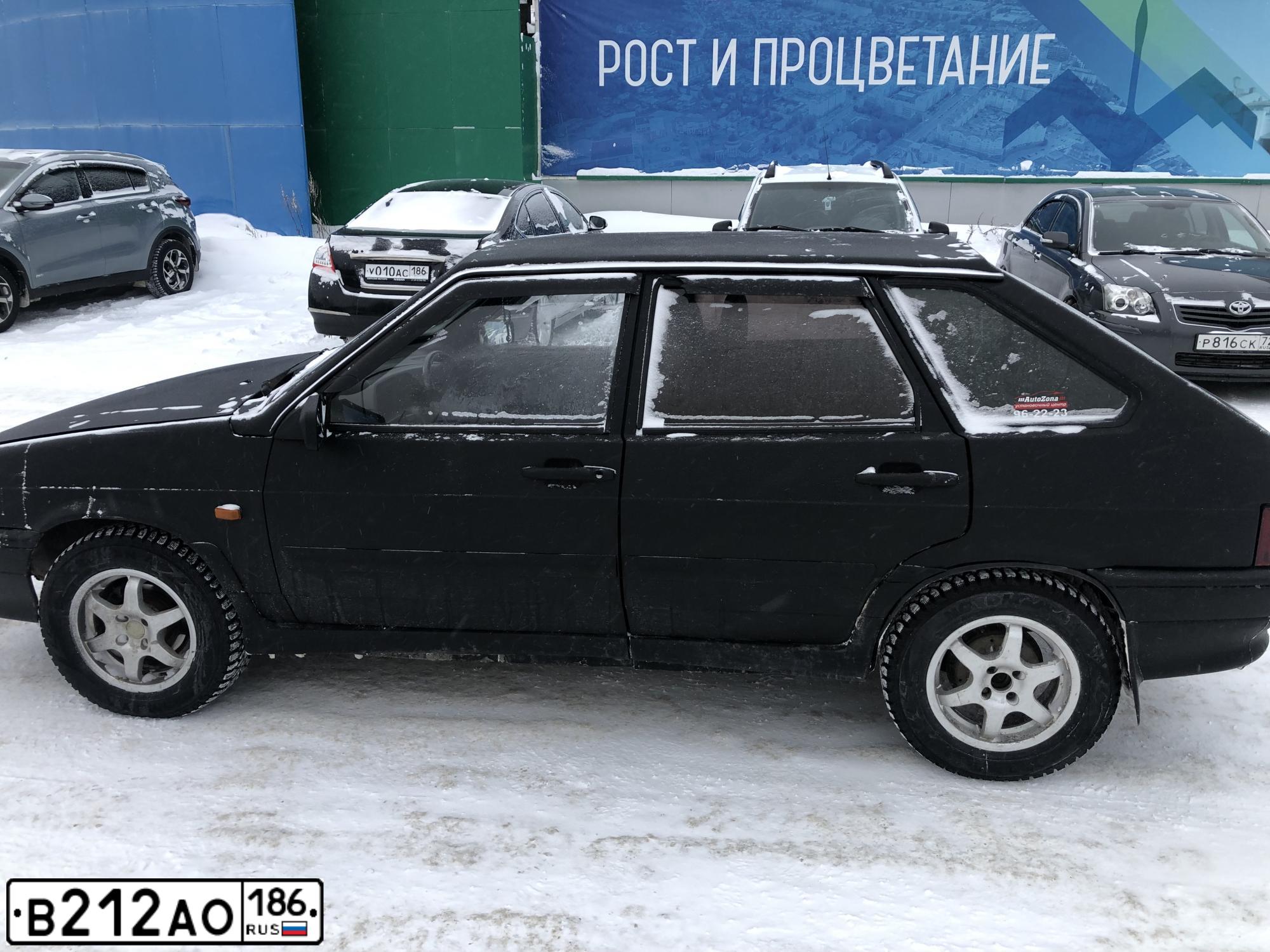 Фото автомобиля RENAULT SANDERO, 2013 — госномер В212АО186. Цвет: КРАСНЫЙ