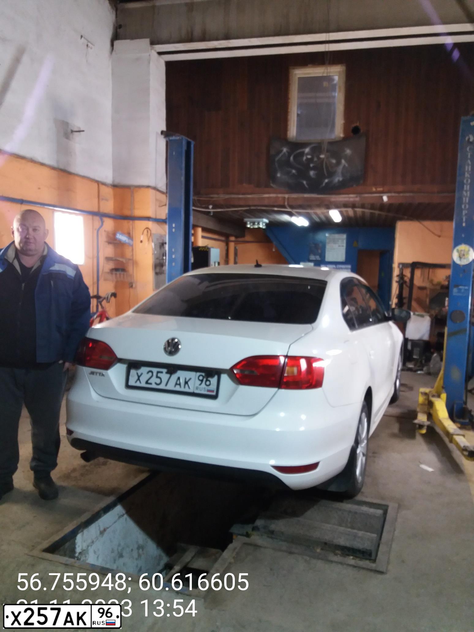 Фото автомобиля VOLKSWAGEN JETTA, 2012 — госномер Р124ВХ774. Цвет: БЕЛЫЙ
