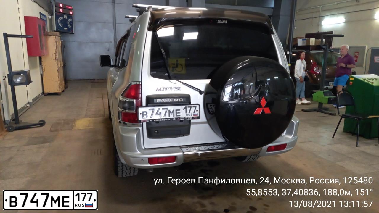 Фото автомобиля MITSUBISHI MONTERO, 2000 — госномер В747МЕ177. Цвет: БЕЛЫЙ СЕРЕБРИСТЫЙ