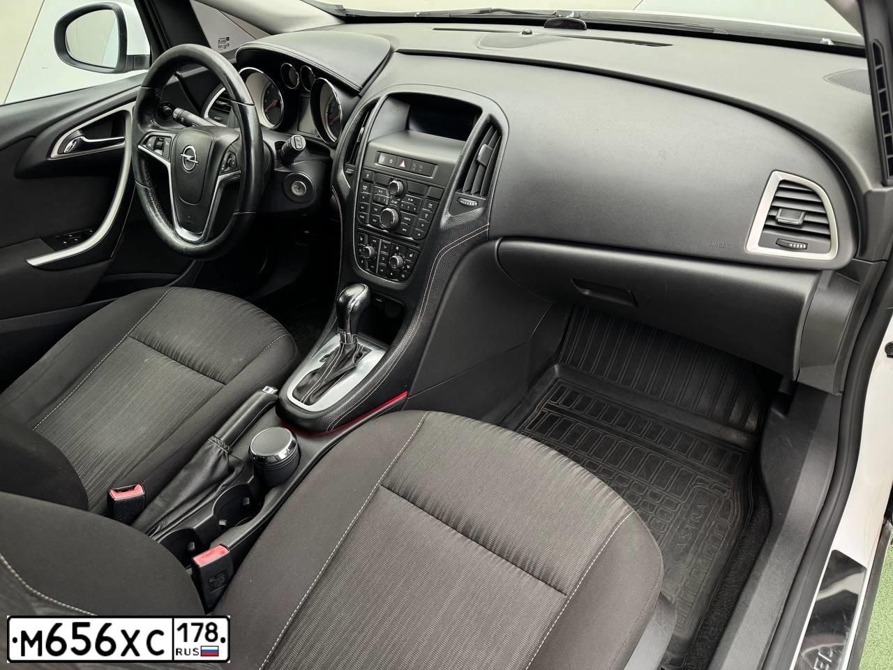 Фото автомобиля OPEL ASTRA, 2012 — госномер М656ХС178. Цвет: Белый