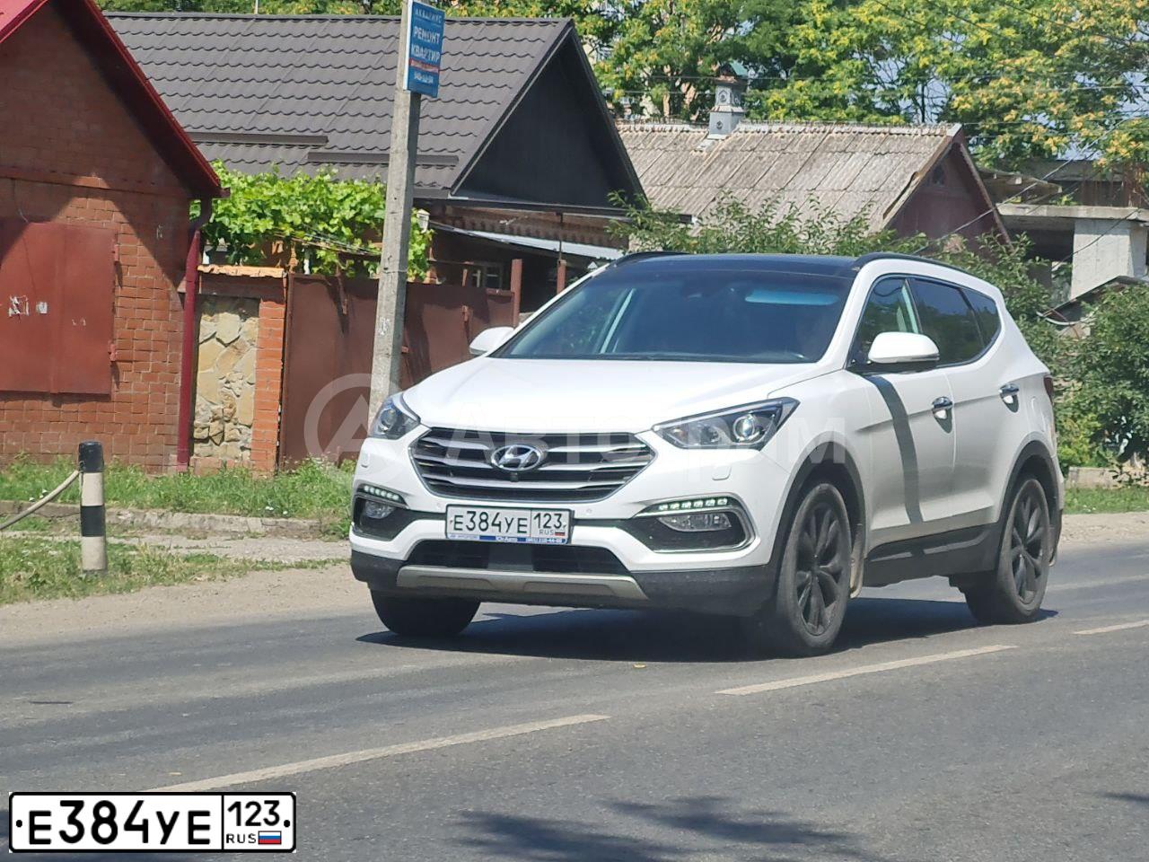Фото автомобиля HYUNDAI SANTA FE, 2018 — госномер Е384УЕ123. Цвет: БЕЛЫЙ