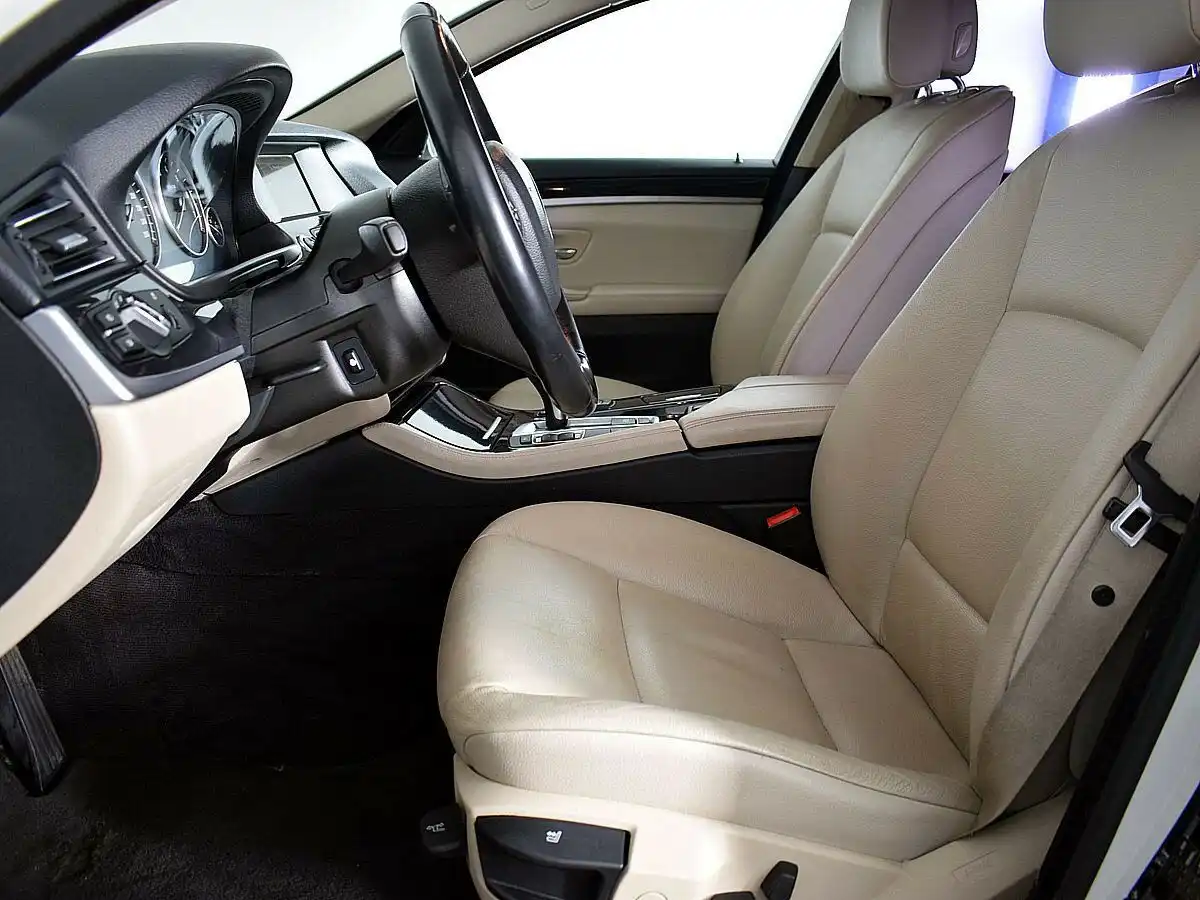 Фото автомобиля BMW SERIE 5, 2012 — госномер М985ЕР97. Цвет: Белый