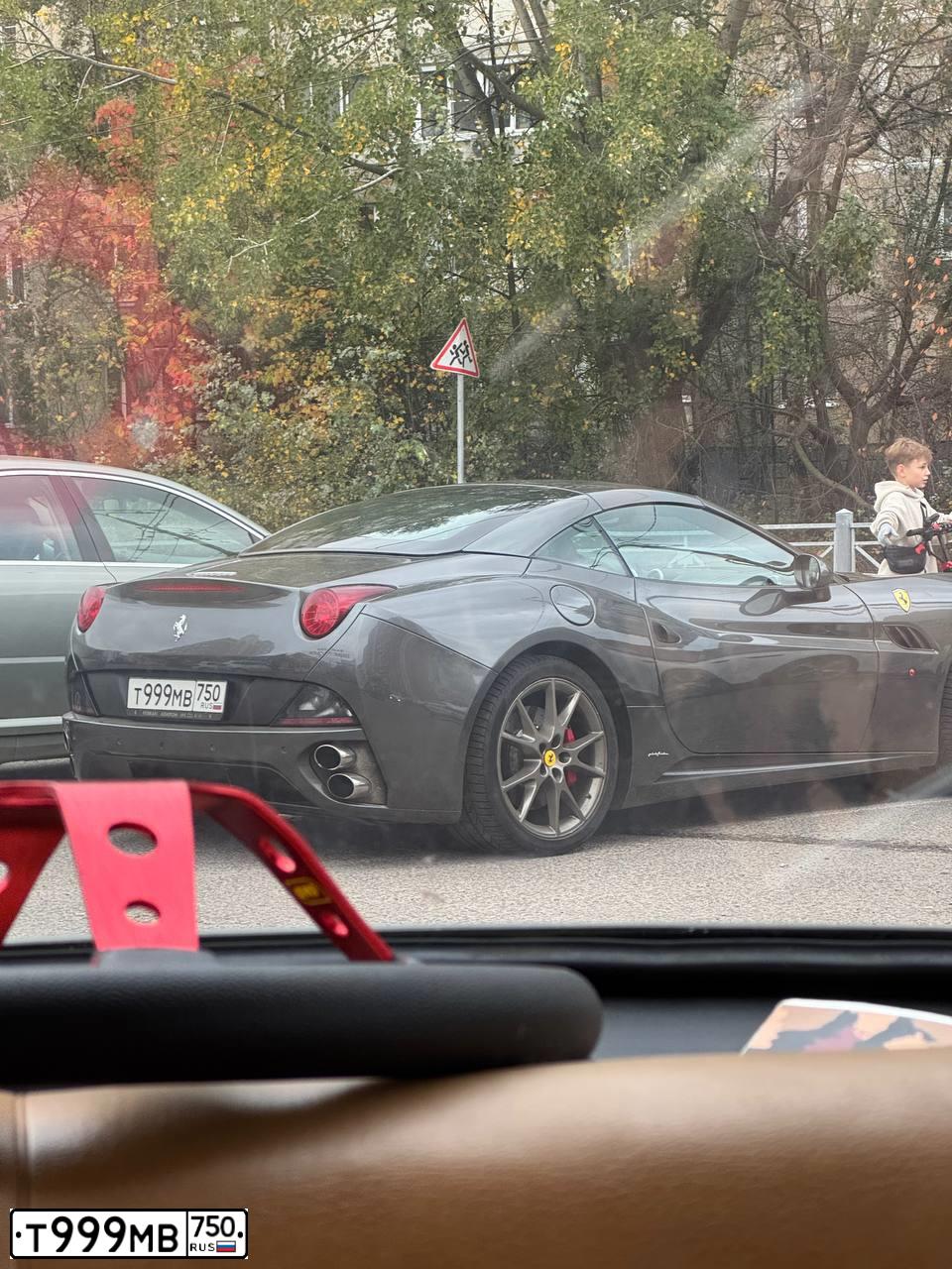 Фото автомобиля FERRARI CALIFORNIA, 2010 — госномер М560ММ99. Цвет: Серый