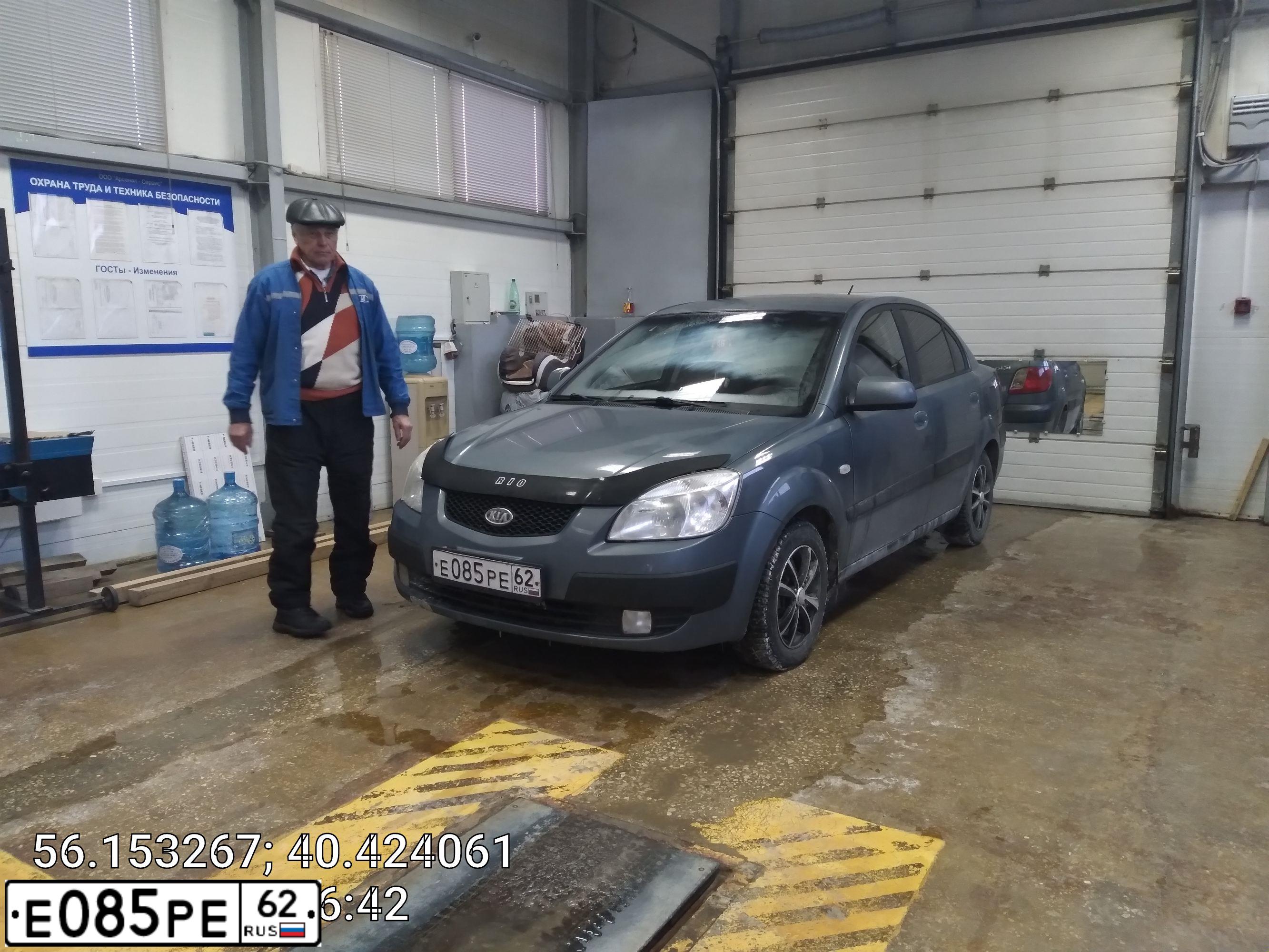 Фото автомобиля KIA RIO, 2007 — госномер М982УН33. Цвет: ТЕМНО СЕРЫЙ