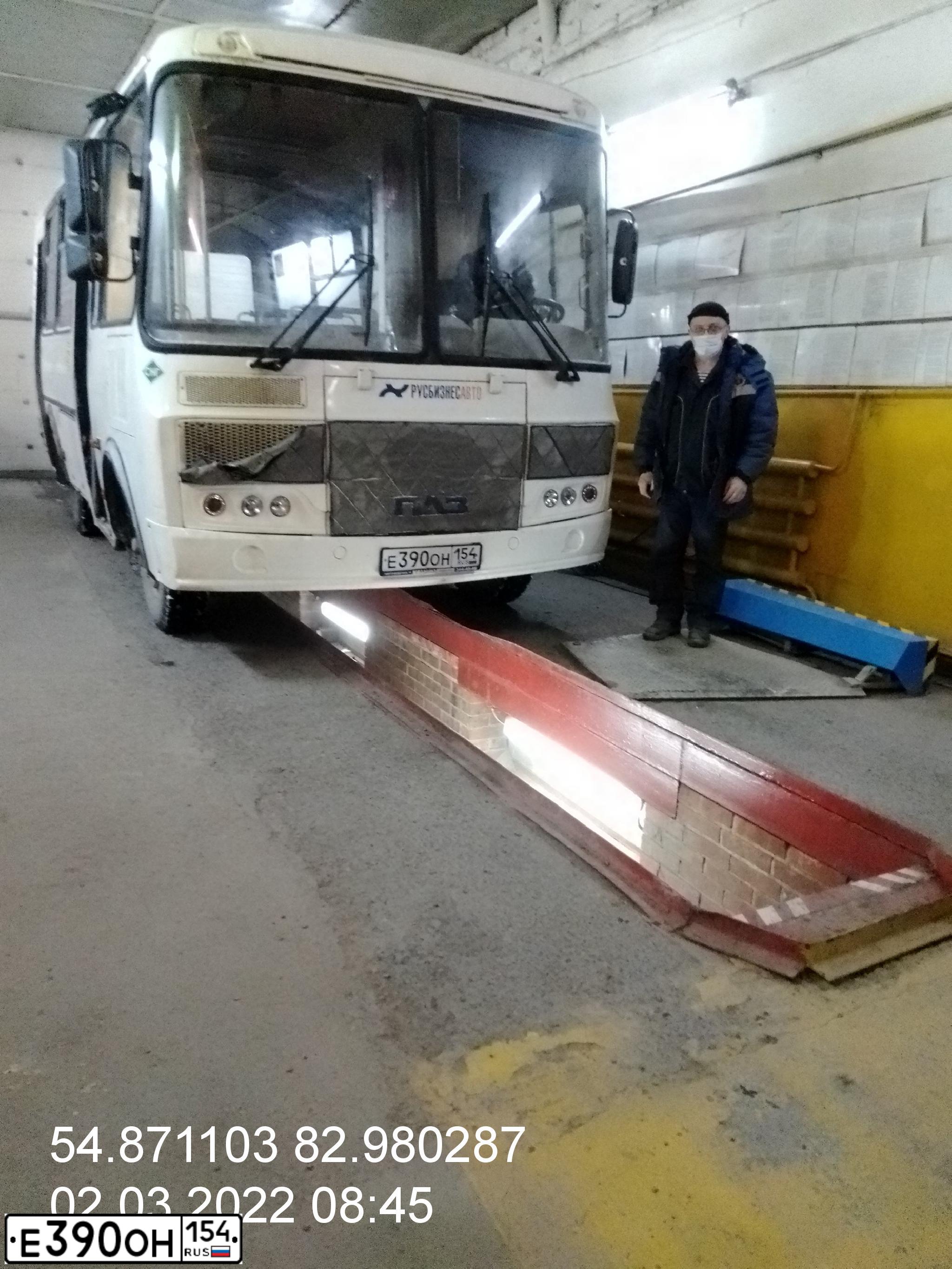 Фото автомобиля PAZ 3205, 2015 — госномер Е390ОН154. Цвет: Белый