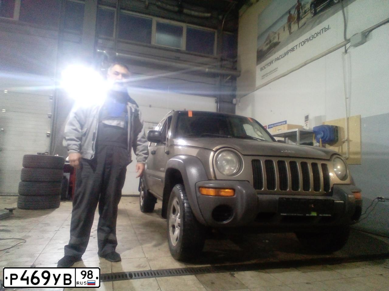Фото автомобиля JEEP LIBERTY, 2004 — госномер К931НН147. Цвет: ЗОЛОТИСТЫЙ