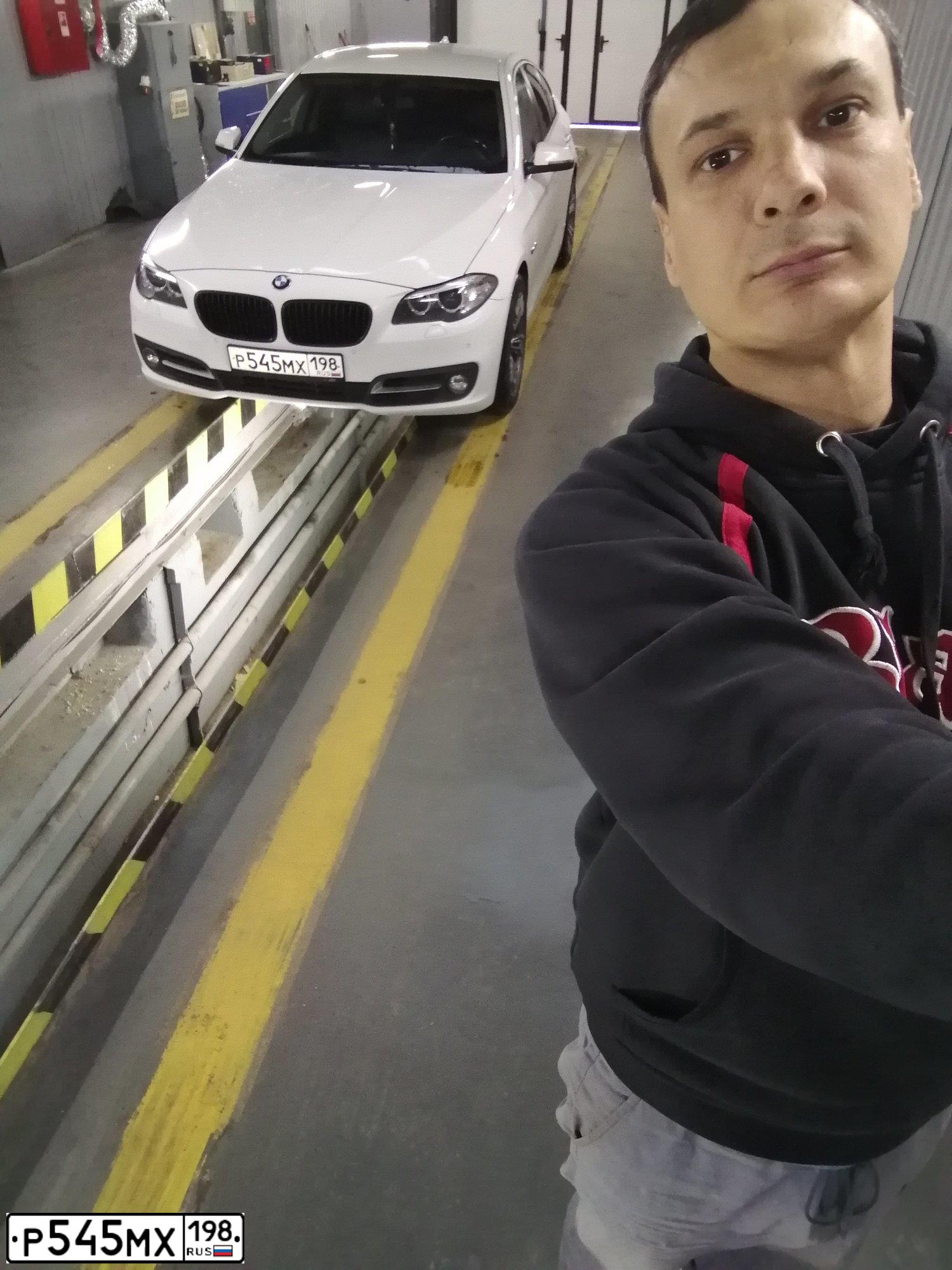 Фото автомобиля BMW SERIE 5, 2014 — госномер Р545МХ198. Цвет: Белый
