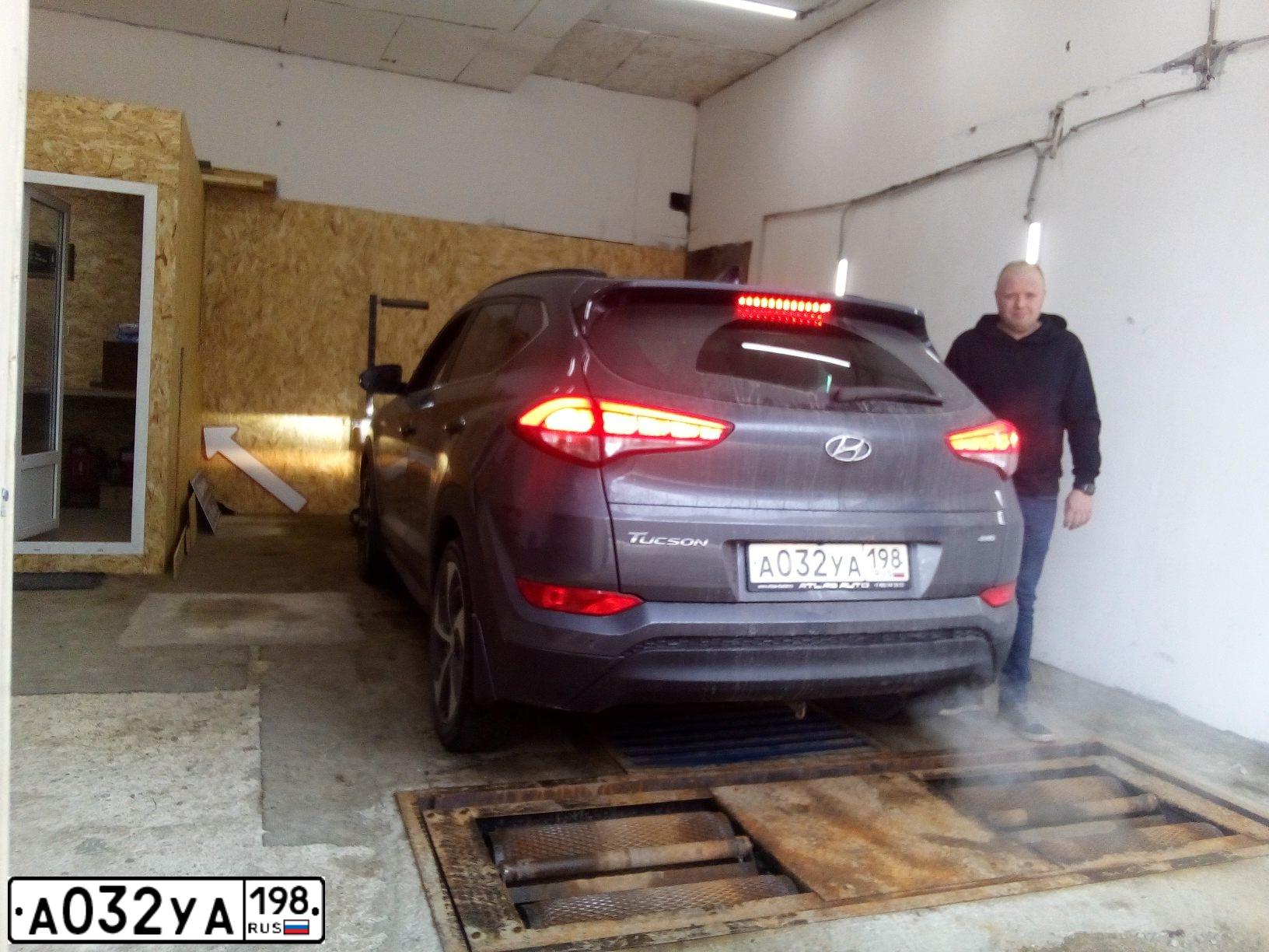 Фото автомобиля HYUNDAI TUCSON, 2018 — госномер А032УА198. Цвет: СЕРЫЙ