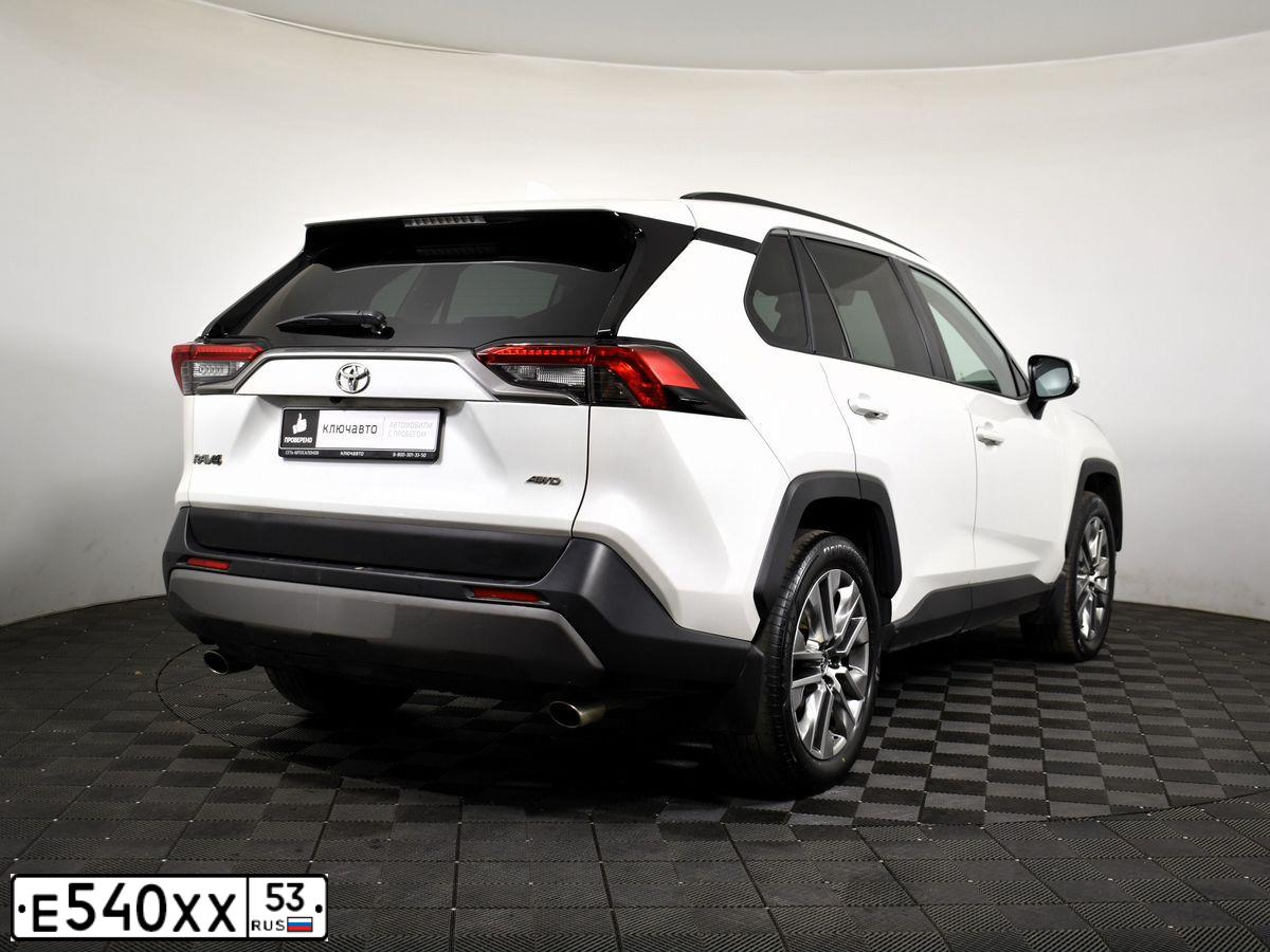 Фото автомобиля TOYOTA RAV4, 2021 — госномер С003НО198. Цвет: Белый