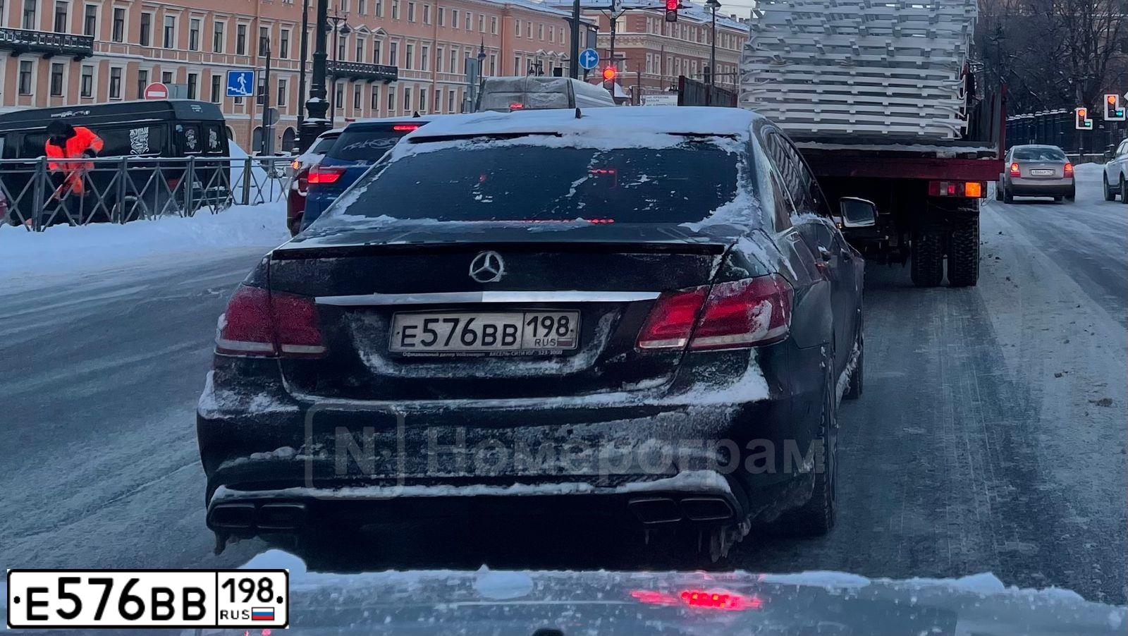 Фото автомобиля MERCEDES E-KLASSE, 2013 — госномер Е576ВВ198. Цвет: ЧЕРНЫЙ