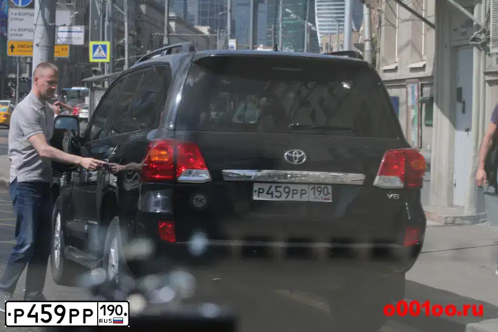 Фото автомобиля TOYOTA LANDCRUISER 200, 2013 — госномер Е358НМ138. Цвет: ЧЕРНЫЙ