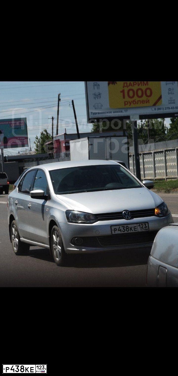 Фото автомобиля VOLKSWAGEN POLO, 2012 — госномер Р438КЕ123. Цвет: серебристый