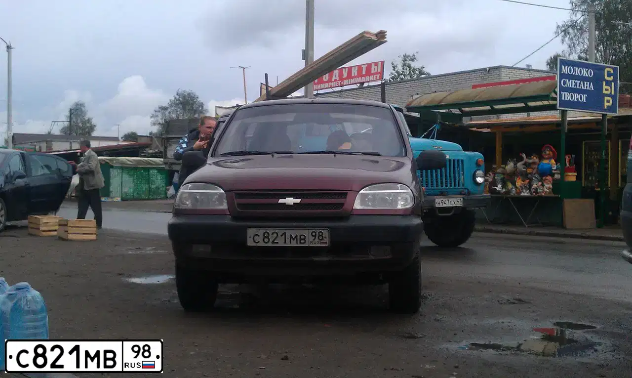 Фото автомобиля CHEVROLET NIVA, 2003 — госномер М619ОУ13. Цвет: СЕРЕБРИСТЫЙ ЯРКО-КРАСНЫЙ