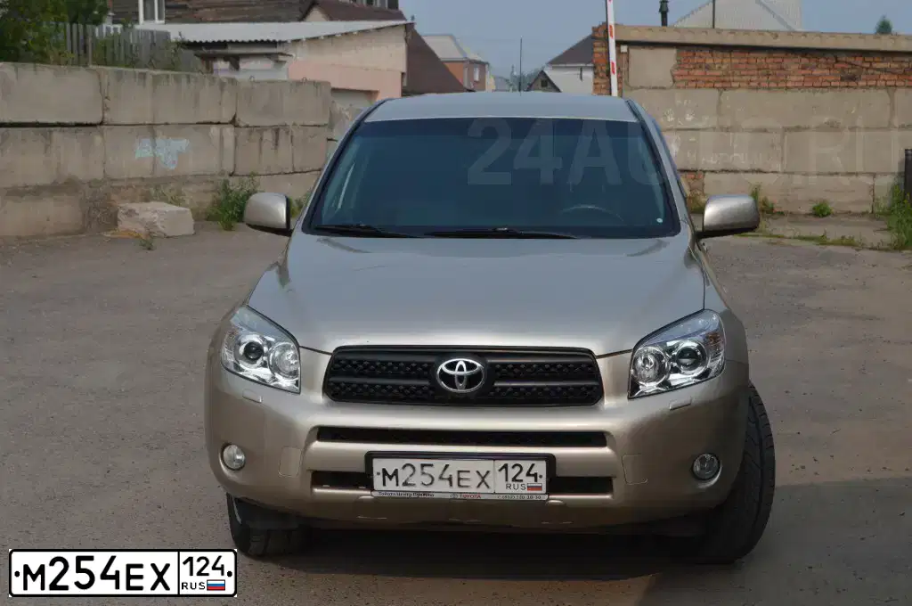 Фото автомобиля TOYOTA RAV4, 2006 — госномер Р130РХ124. Цвет: БЕЖЕВЫЙ
