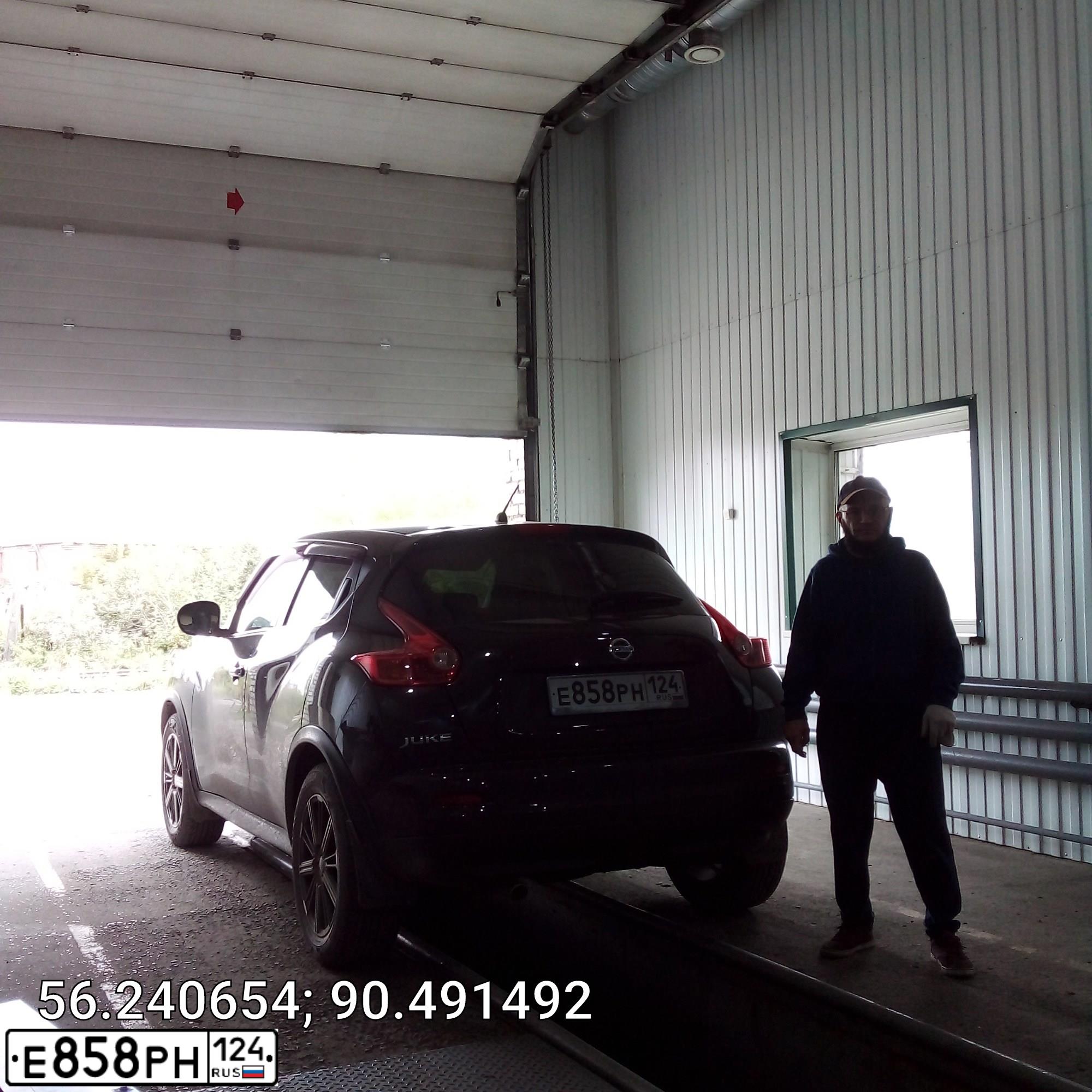 Фото автомобиля NISSAN JUKE, 2012 — госномер Е858РН124. Цвет: ФИОЛЕТОВЫЙ